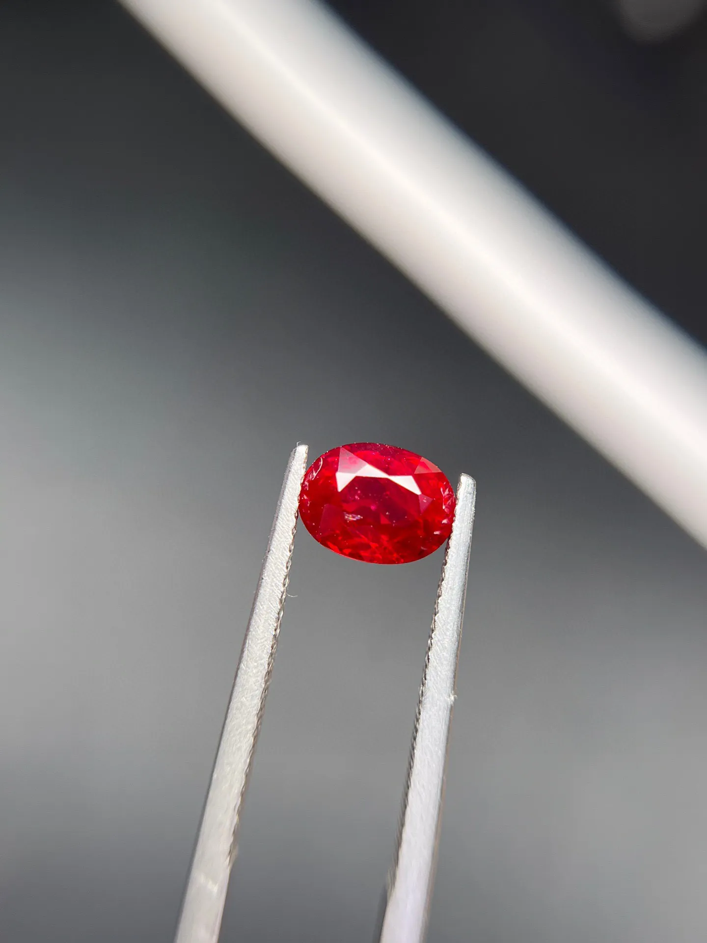 GRS鸽血红红宝石2.04克拉，椭圆形，晶体有轻微棉，底部无坑无裂，代镶嵌
