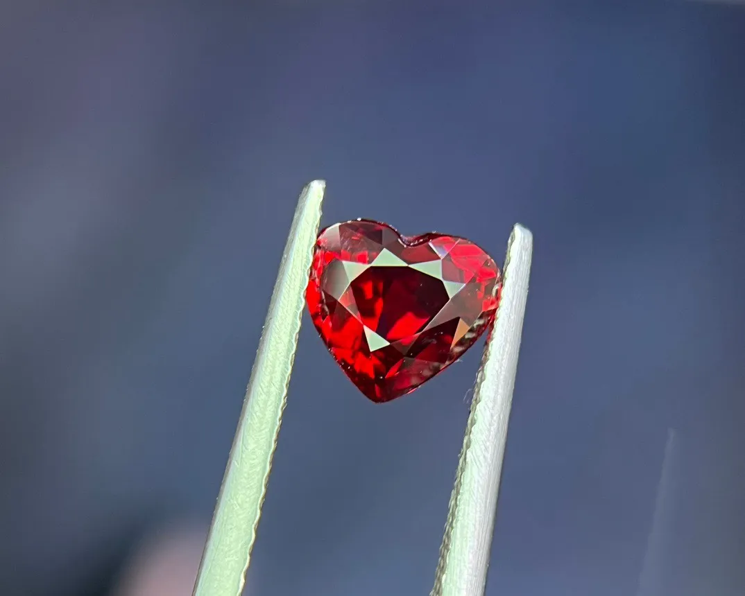 2.01克拉 GRS鸽血红红宝石，爱心形，，玻璃体，晶体全净，火彩好，代镶嵌