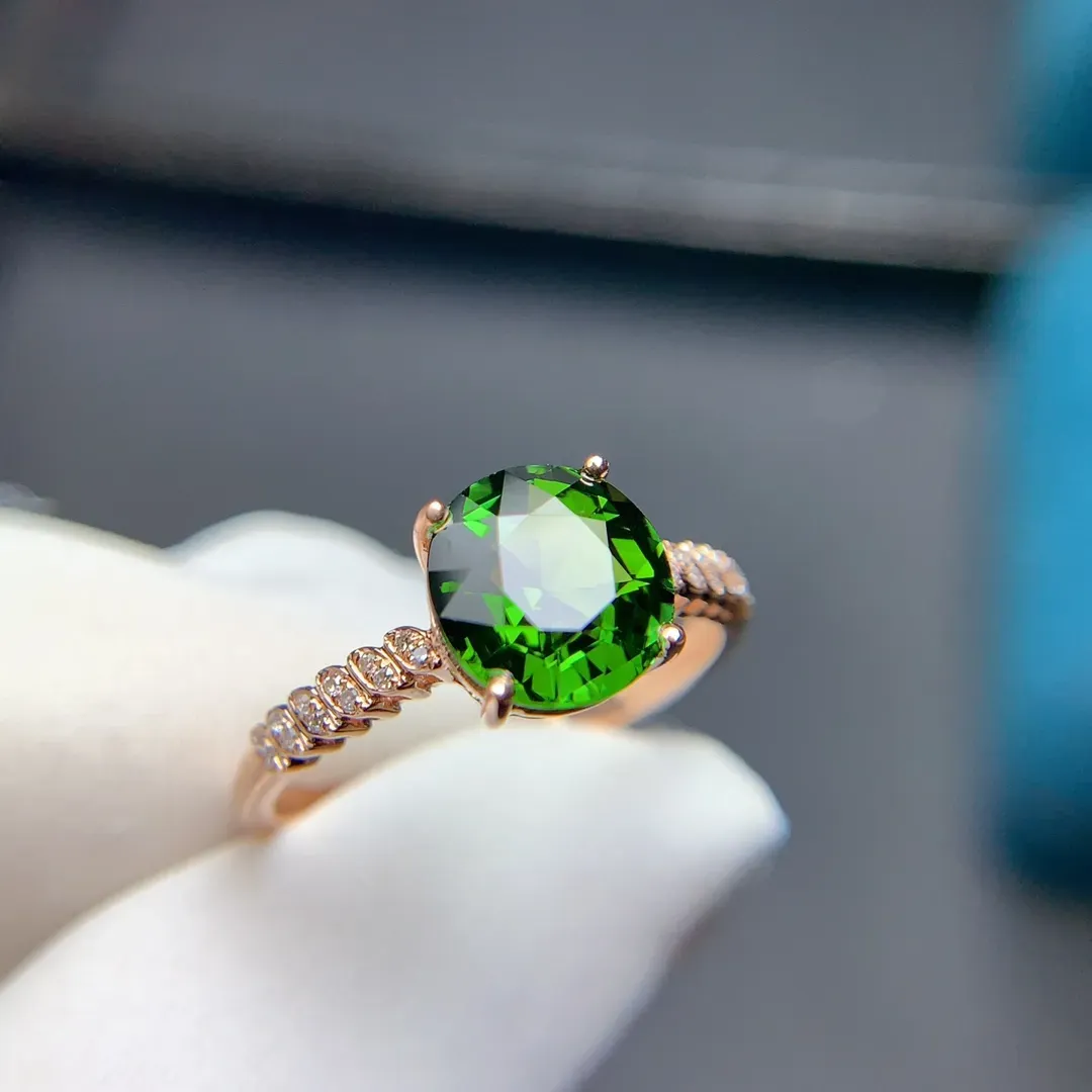 天然绿碧玺戒指，18k金加天然南非钻石镶嵌，款式简洁大方，颜色美艳，火彩赞，重2.18克，裸石1.9