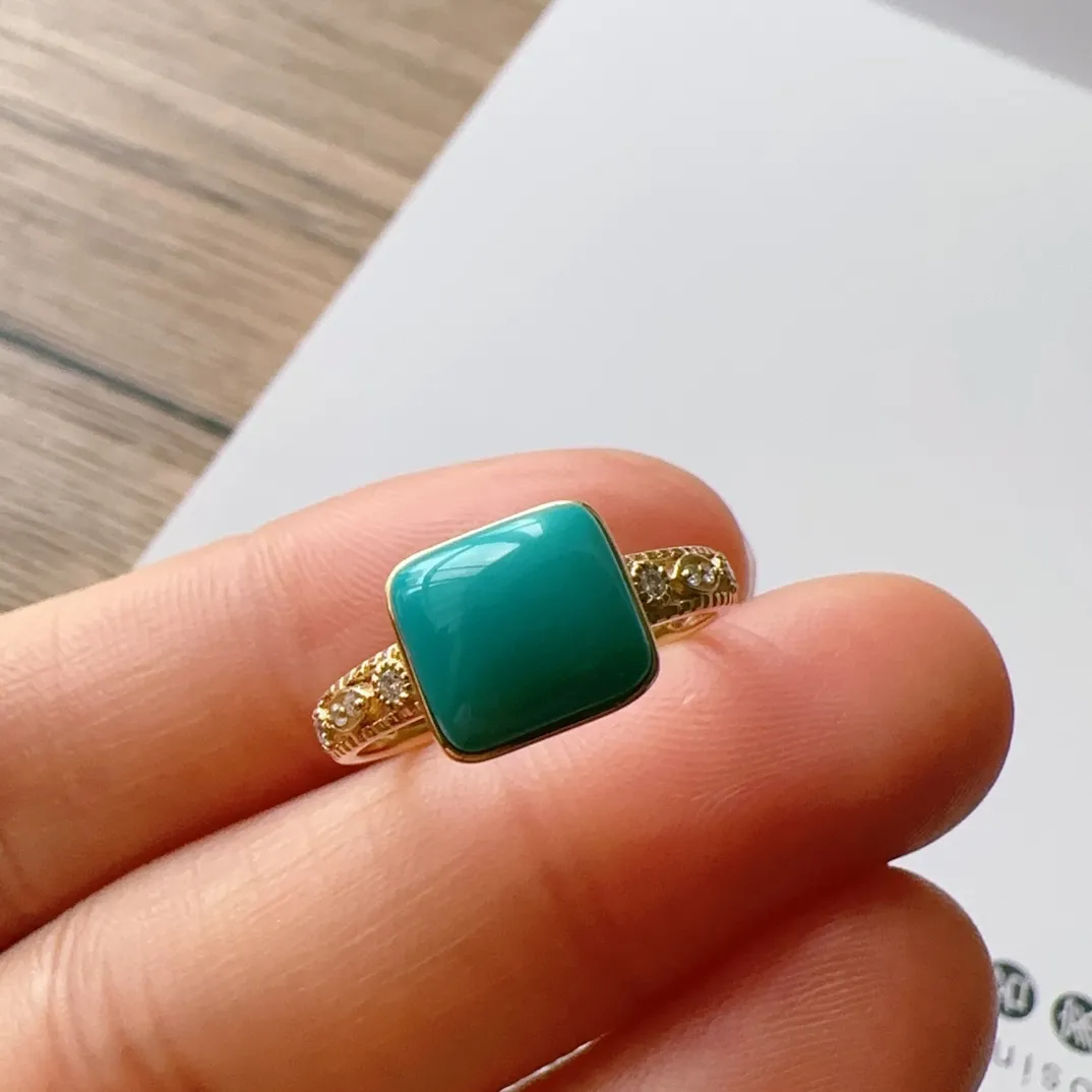 天然绿松石18k金方戒指，高瓷玉化绿松石地狱色，18k金镶嵌 伴镶钻石，规格8.4*7.7mm，2.47克