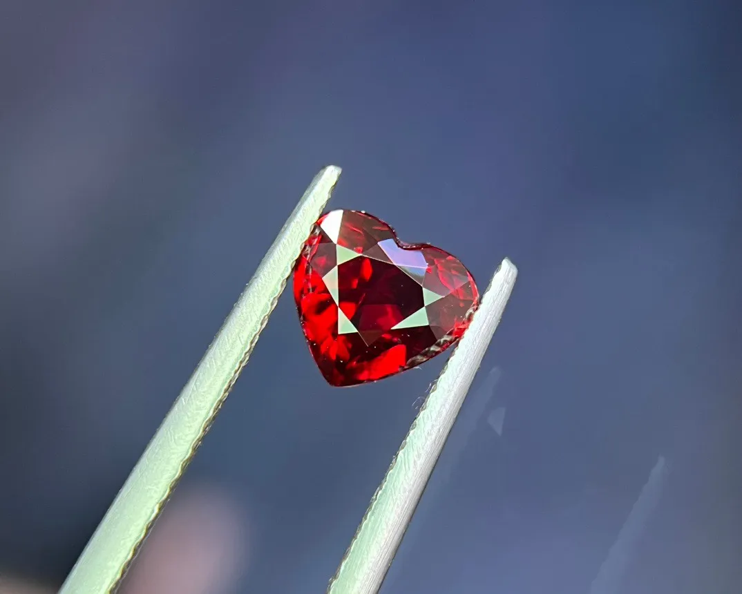 2.01克拉 GRS鸽血红红宝石，爱心形，，玻璃体，晶体全净，火彩好，代镶嵌