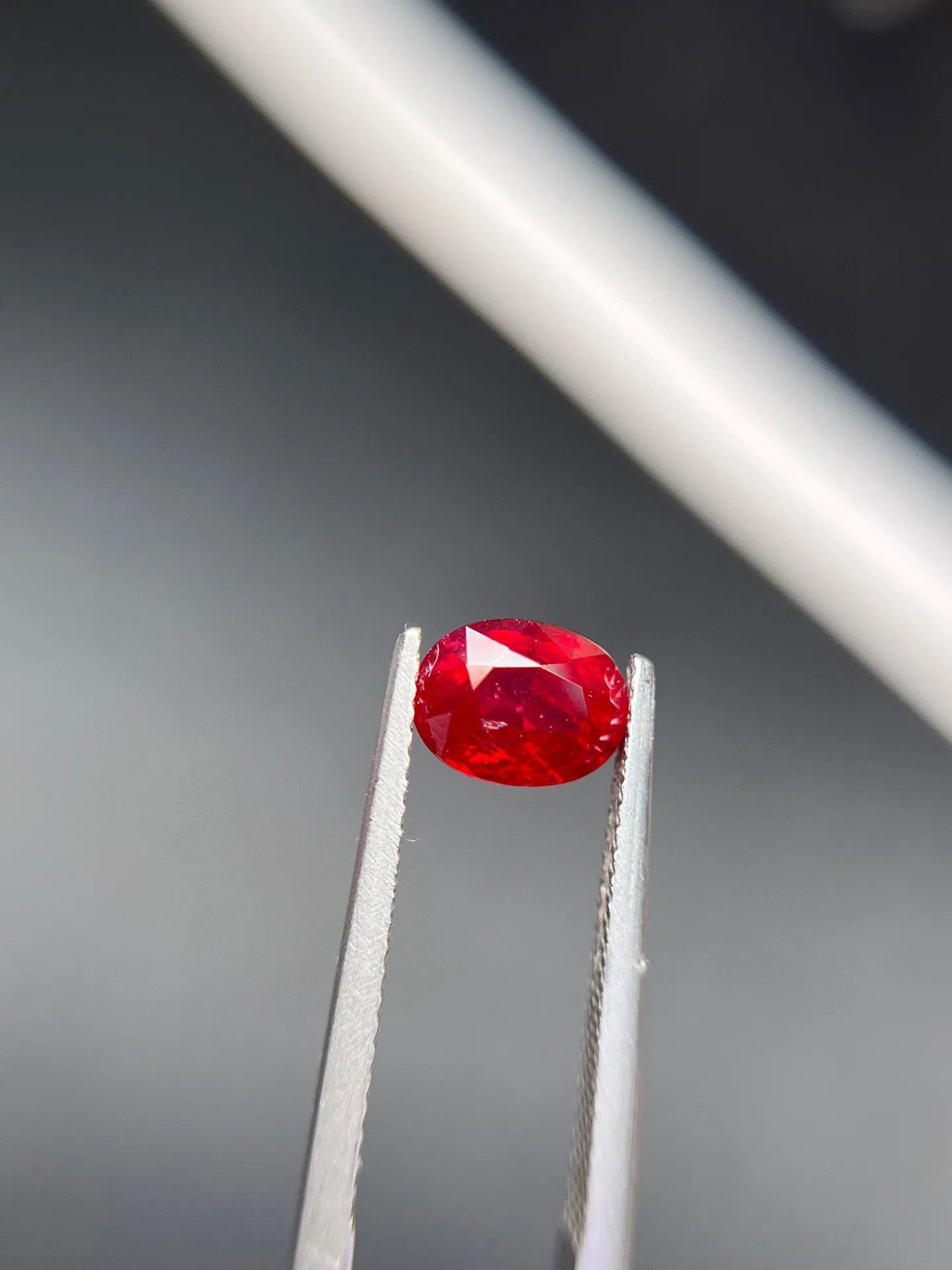 GRS鸽血红红宝石2.04克拉，椭圆形，晶体有轻微棉，底部无坑无裂，代镶嵌