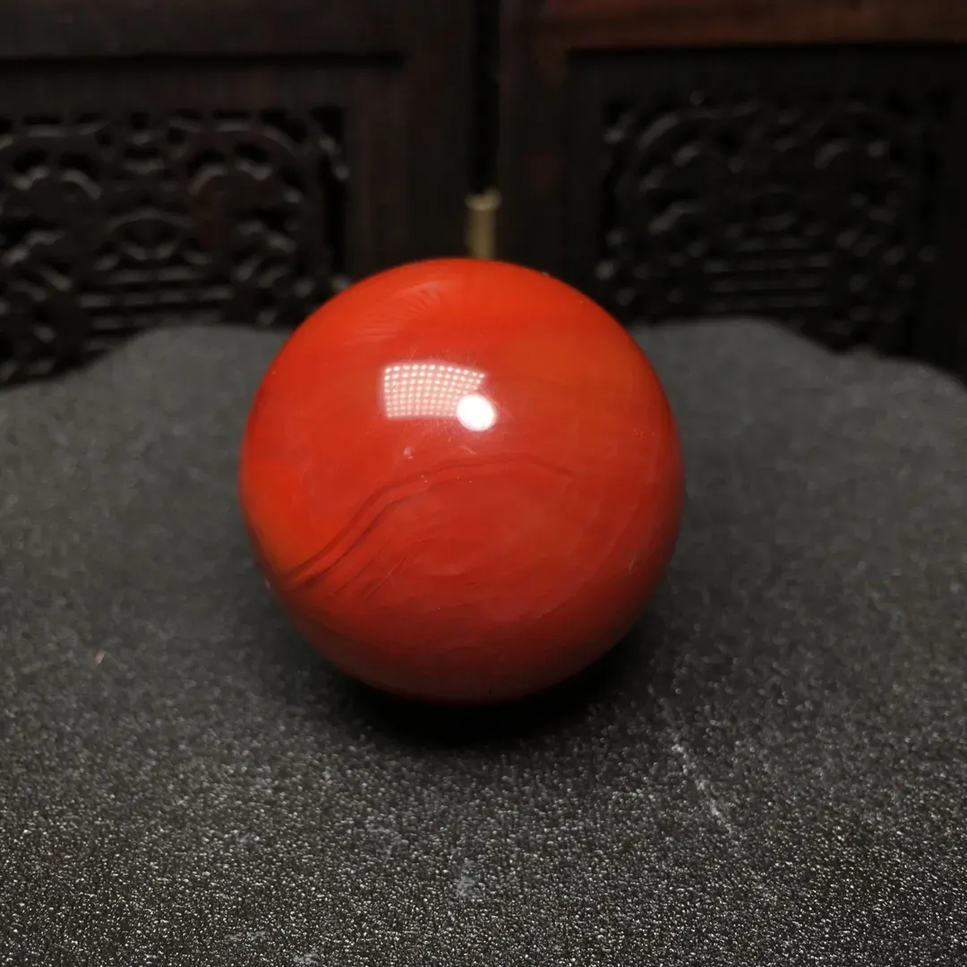南红大单珠，柿子红，颜色艳丽，无瑕疵，颜色美，形态饱满，规格：28.6mm，非常漂亮，佩戴南红可以疏