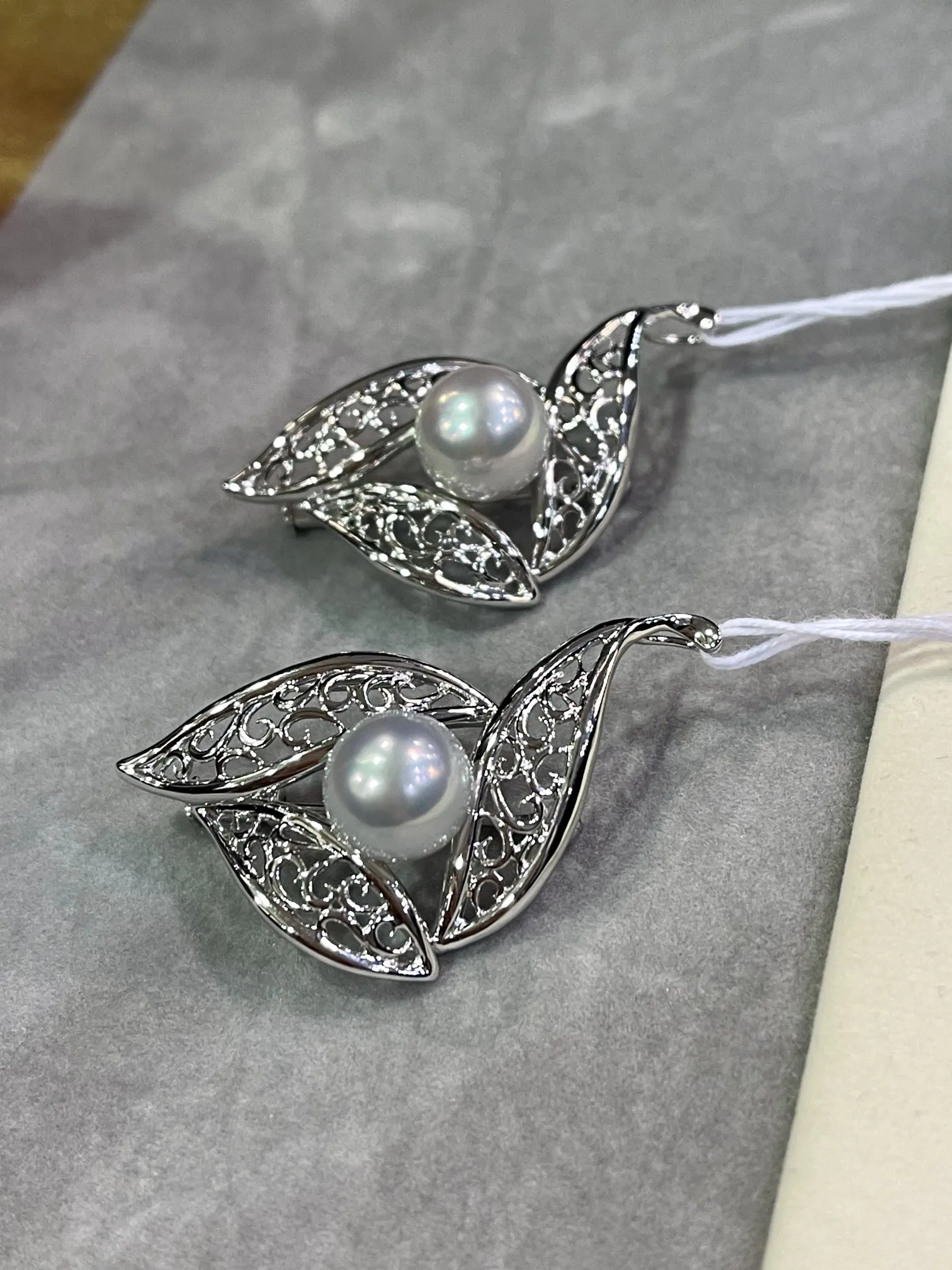 澳白珍珠胸针成品，工艺好，姿态优雅 ，搭配天然澳白珍珠，规格：10-11mm，冷光正圆强光，正面无暇