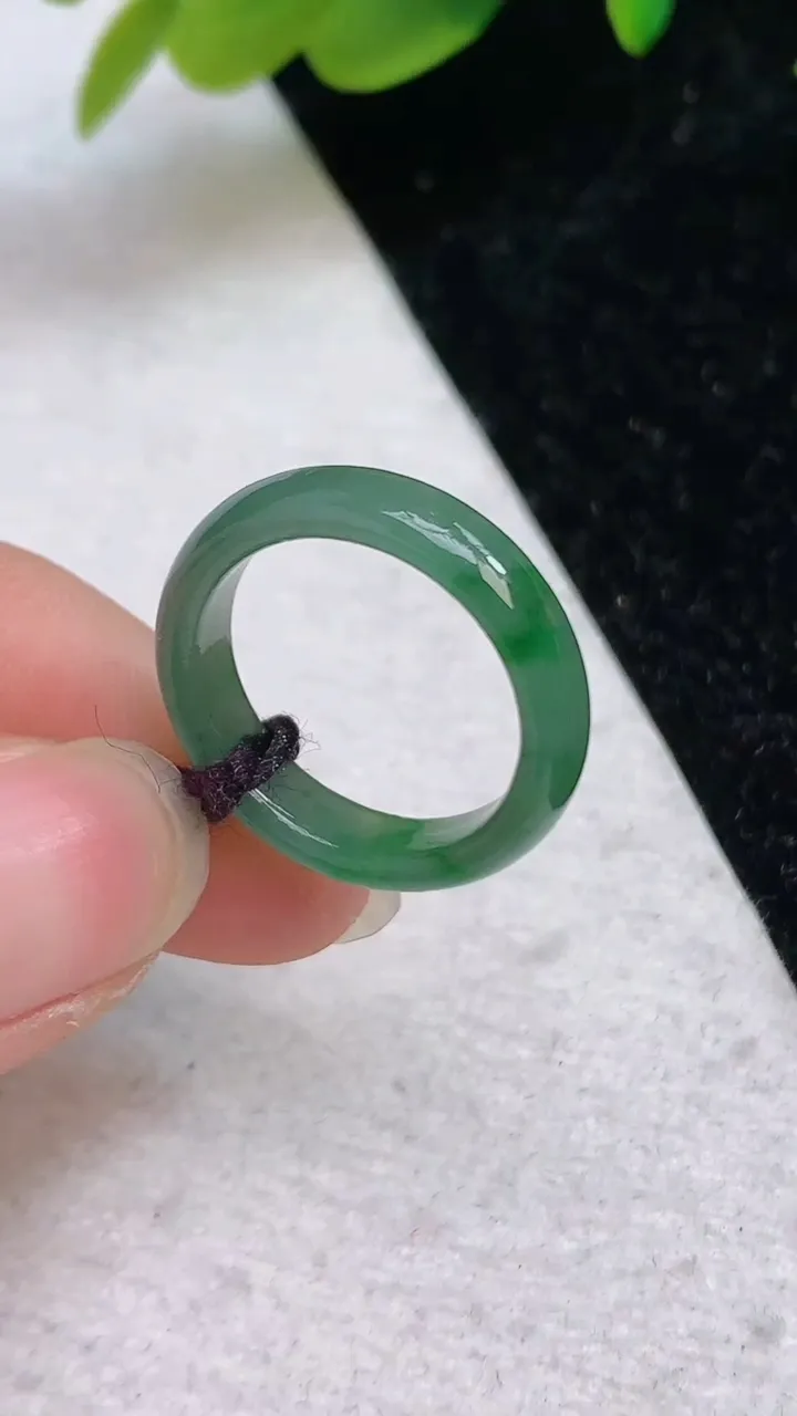天然A货翡翠指环戒指，尺寸 16.5-4.5-3，重: 2.04g2024年3月29日
工厂直销收藏