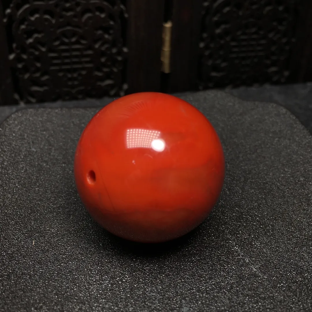 南红大单珠，柿子红，颜色艳丽，无瑕疵，颜色美，形态饱满，规格：28.6mm，非常漂亮，佩戴南红可以疏通血液循环，促进身体健康！同款随机发