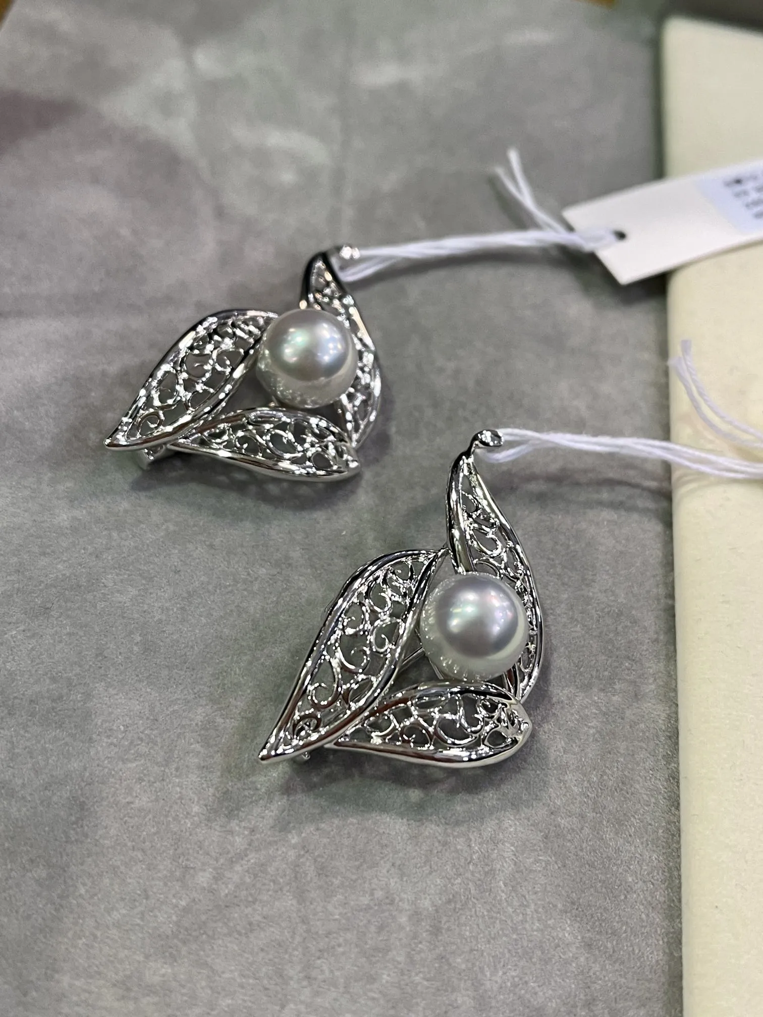 澳白珍珠胸针成品，工艺好，姿态优雅 ，搭配天然澳白珍珠，规格：10-11mm，冷光正圆强光，正面无暇，底部有瑕，颜色珠光美，一件价，同款随机发