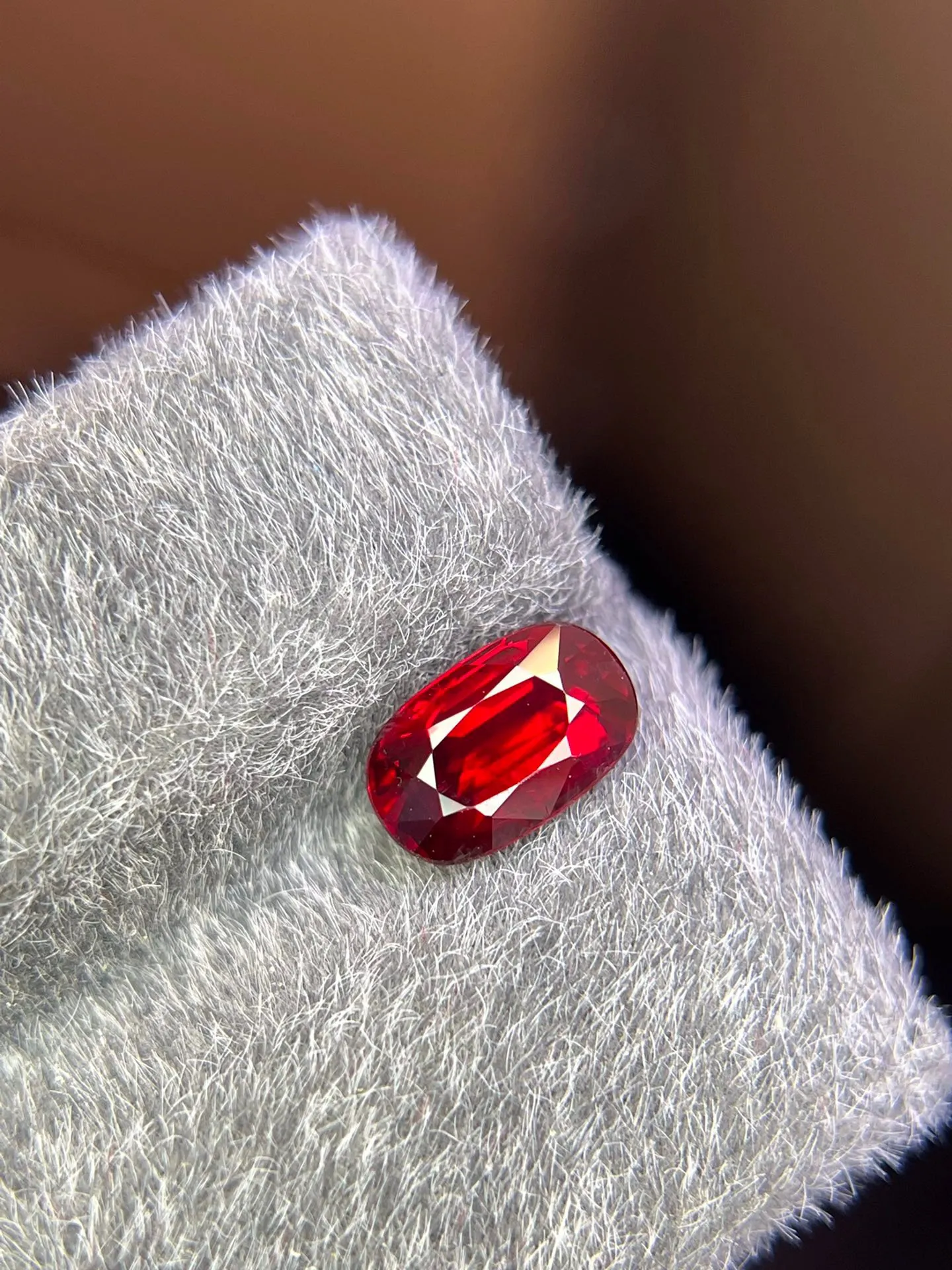 AlGS鸽血红红宝石2.03克拉，椭圆形，干净玻璃体，火彩好，代镶嵌