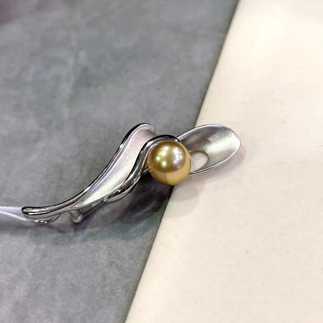 金珍珠胸针成品，工艺好，姿态优雅 ，搭配天然南洋金珍珠，规格：9-10mm，颜色漂亮，正圆强光，正面无暇底部微瑕，不影响。颜色珠光美，一件价，同款随机发