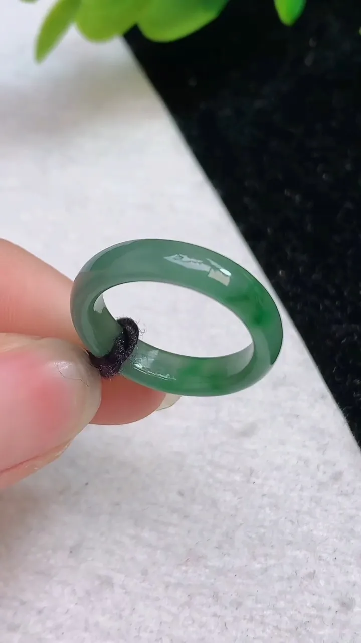 天然A货翡翠指环戒指，尺寸 16.5-4.5-3，重: 2.04g2024年3月29日
工厂直销收藏