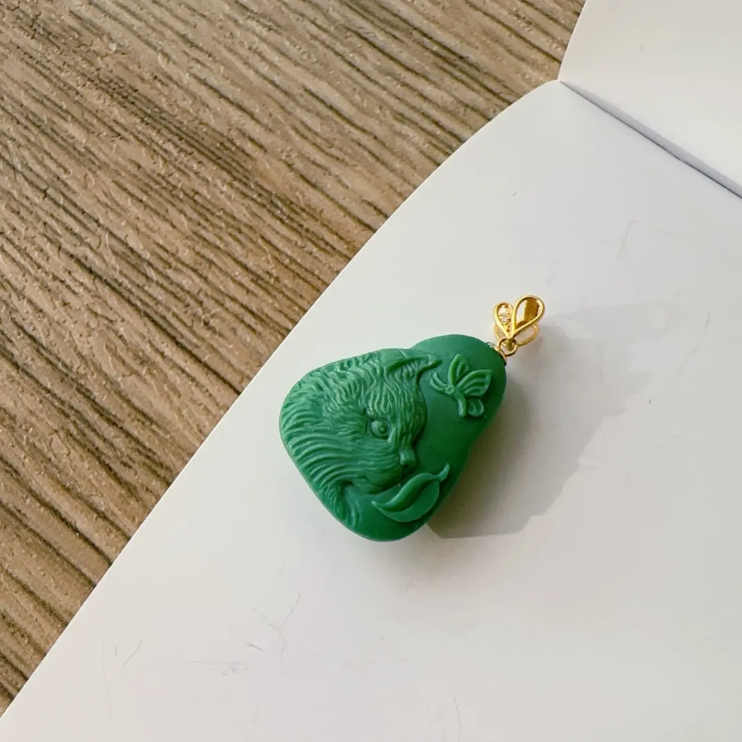 天然绿松石小猫牌吊坠，精工雕刻 高瓷高品，18k金扣头，规格19.5*15.3mm，重2.5克
