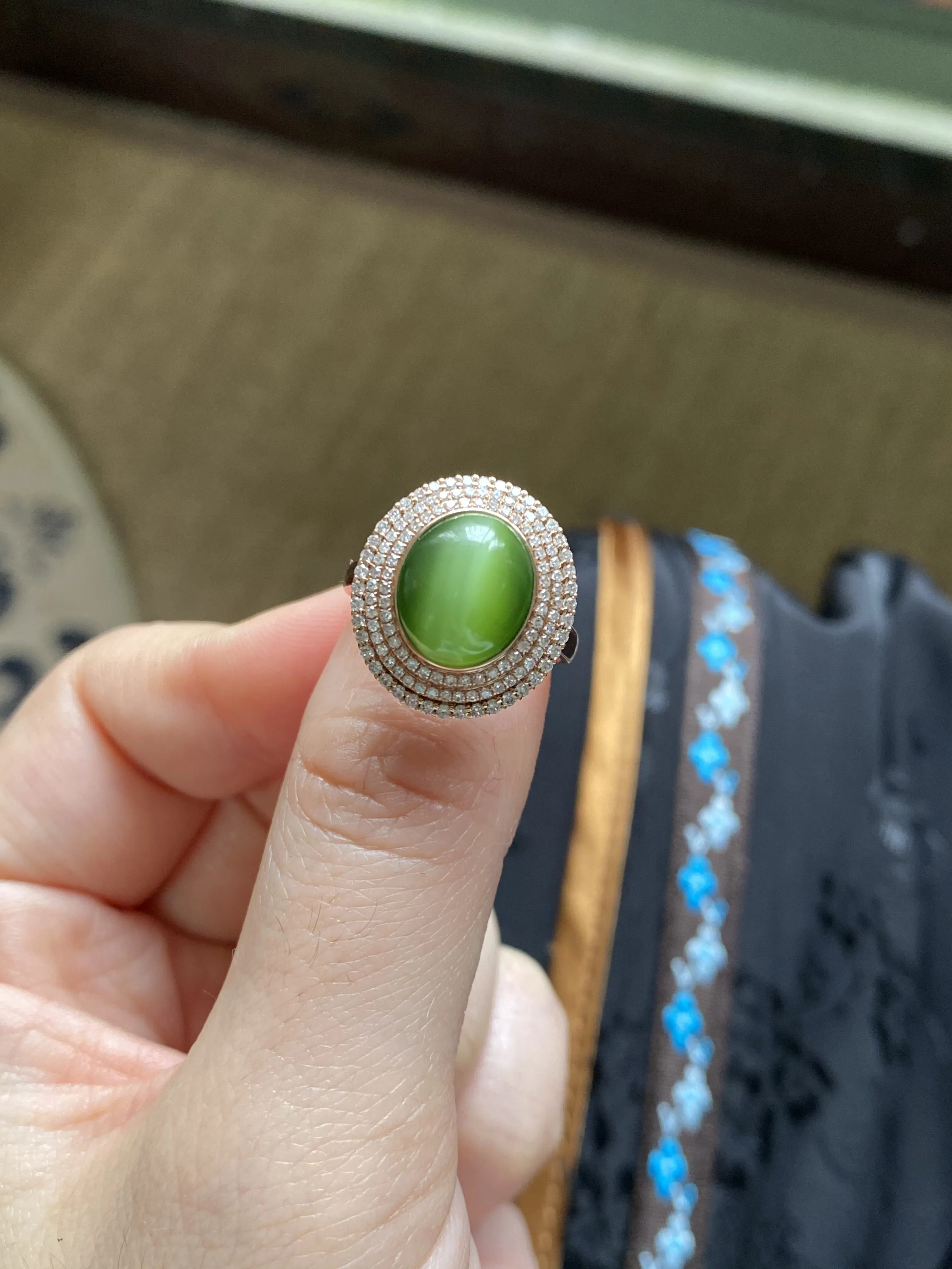 和田玉碧玉一线猫戒指，颜色鲜亮漂亮，玉质细腻油润， 18k金镶嵌，玫瑰金色，钻石围镶，无纹裂，蛋面规格约11.3×9.2mm，整体规格17.9×16.3×9.6mm，重约4.8g，内直接约17.5mm，15号。