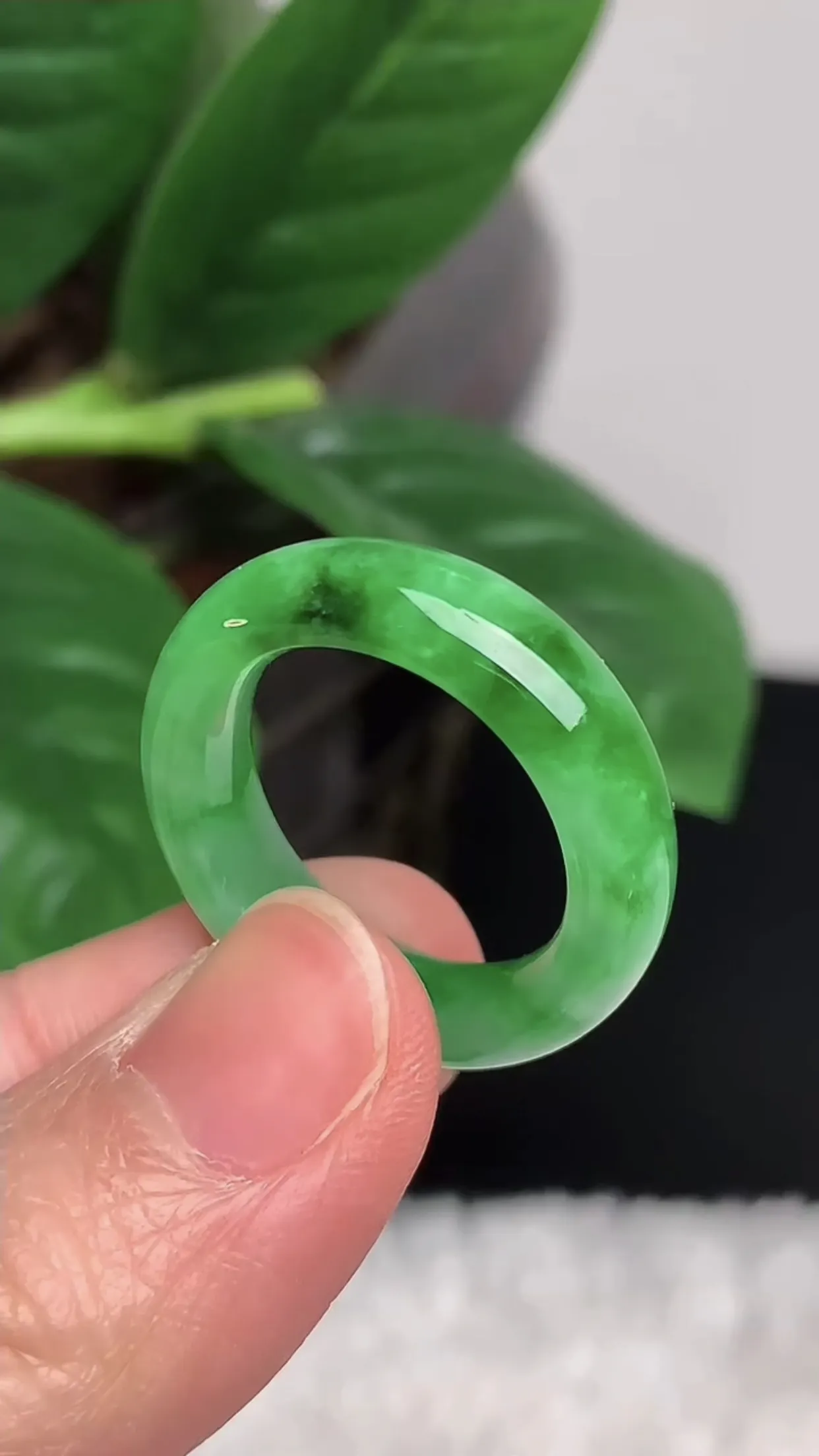 天然A货翡翠飘绿素面戒指  玉质细腻 种水好 佩带效果佳 尺寸： 18.6×6.9×4.1mm