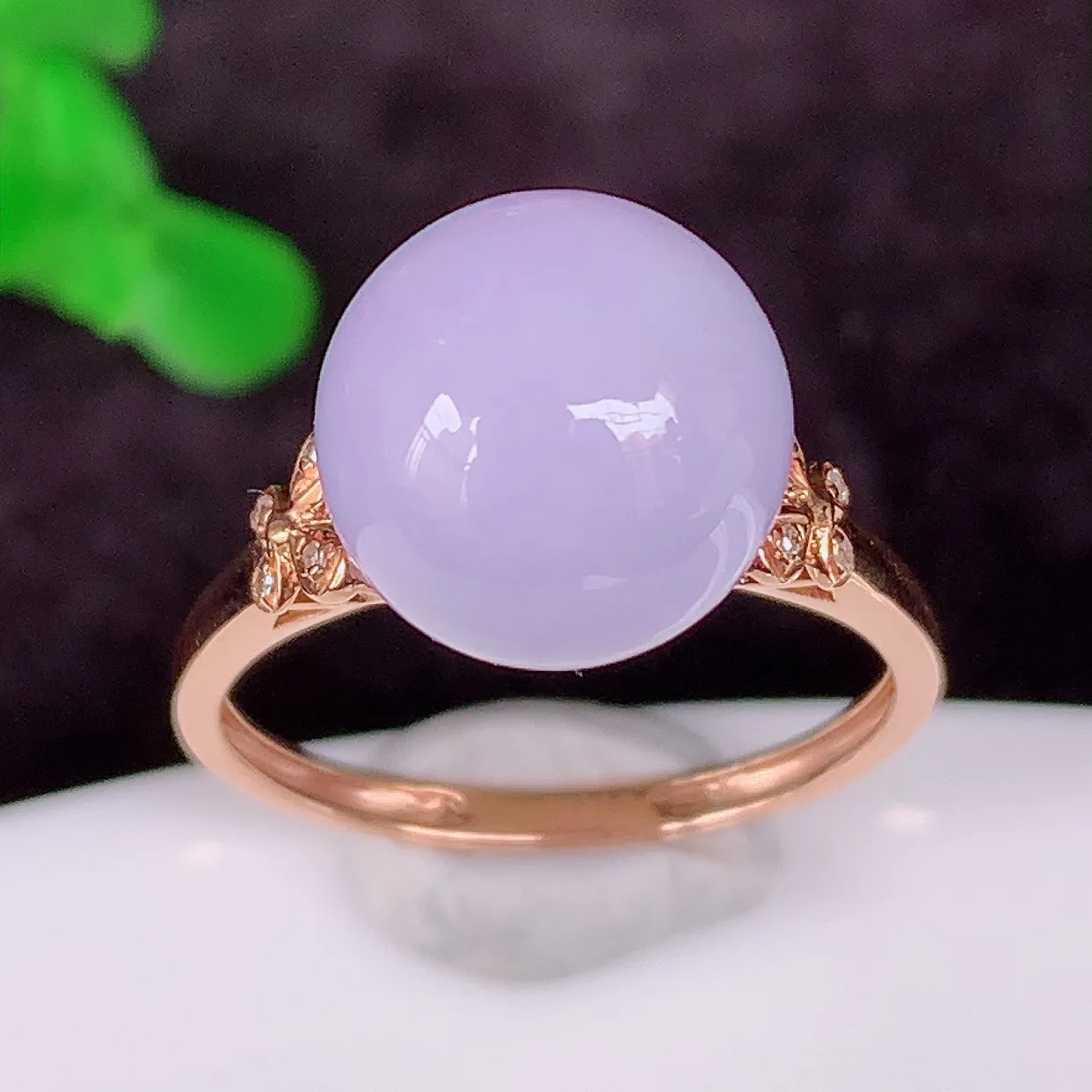 18K金精工镶嵌紫罗兰圆珠戒指，玉质细腻，翡翠色泽均匀，艳丽饱满，款式高贵大气，上手亮眼，#83.1