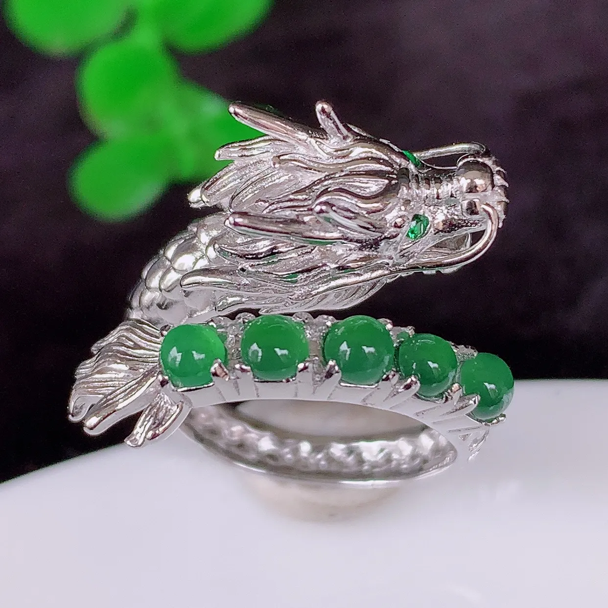 冰透满绿翡翠龙扳指，925银镶嵌戒指，自然光实拍，翠色灵动，颜色漂亮，种老水足，品相佳，佩戴佳品！#