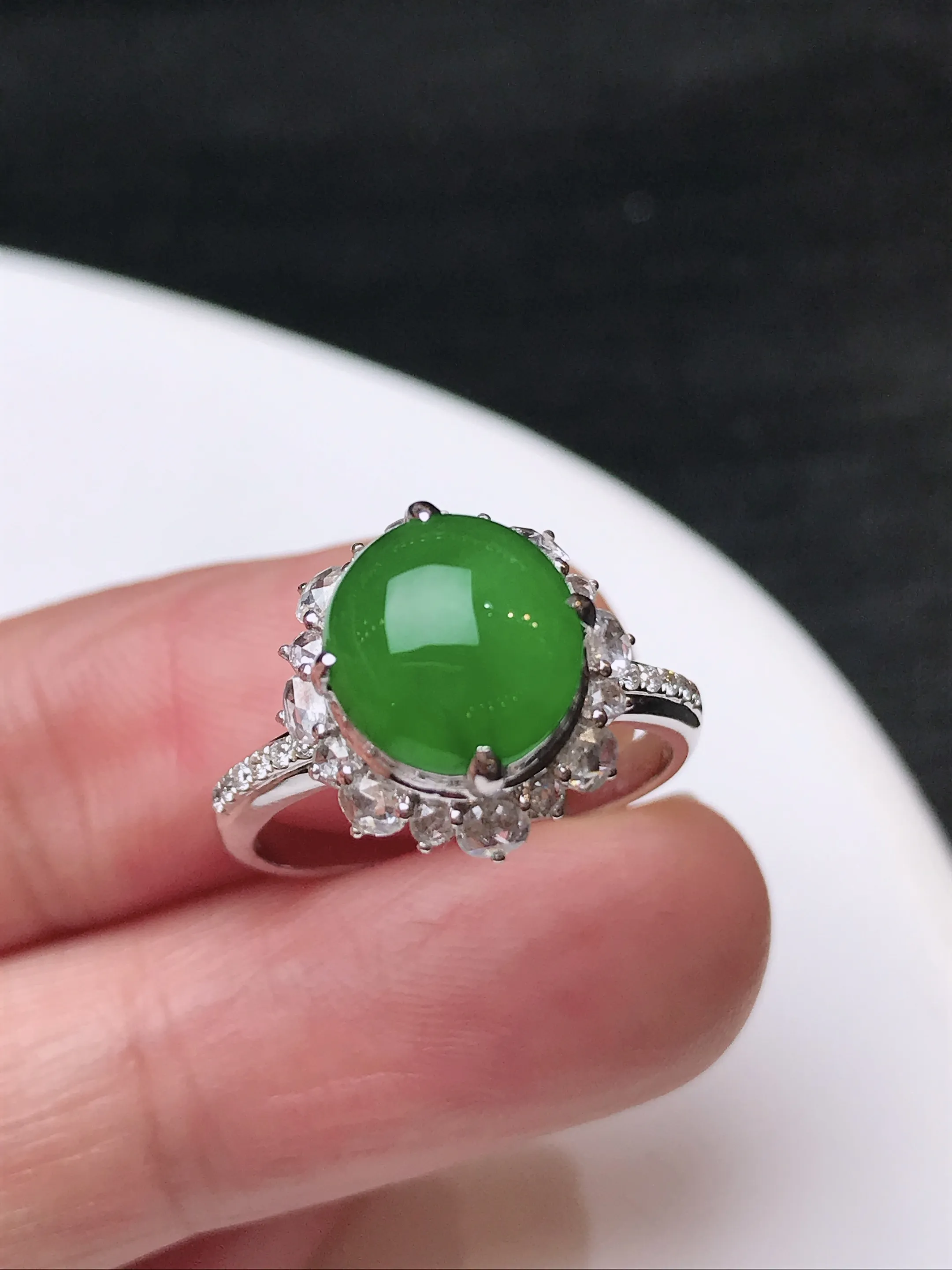 严选推荐戒指，老坑冰种满色满绿蛋面戒指，18k金钻镶嵌而成，底子细腻，品相佳，佩戴效果出众，尽