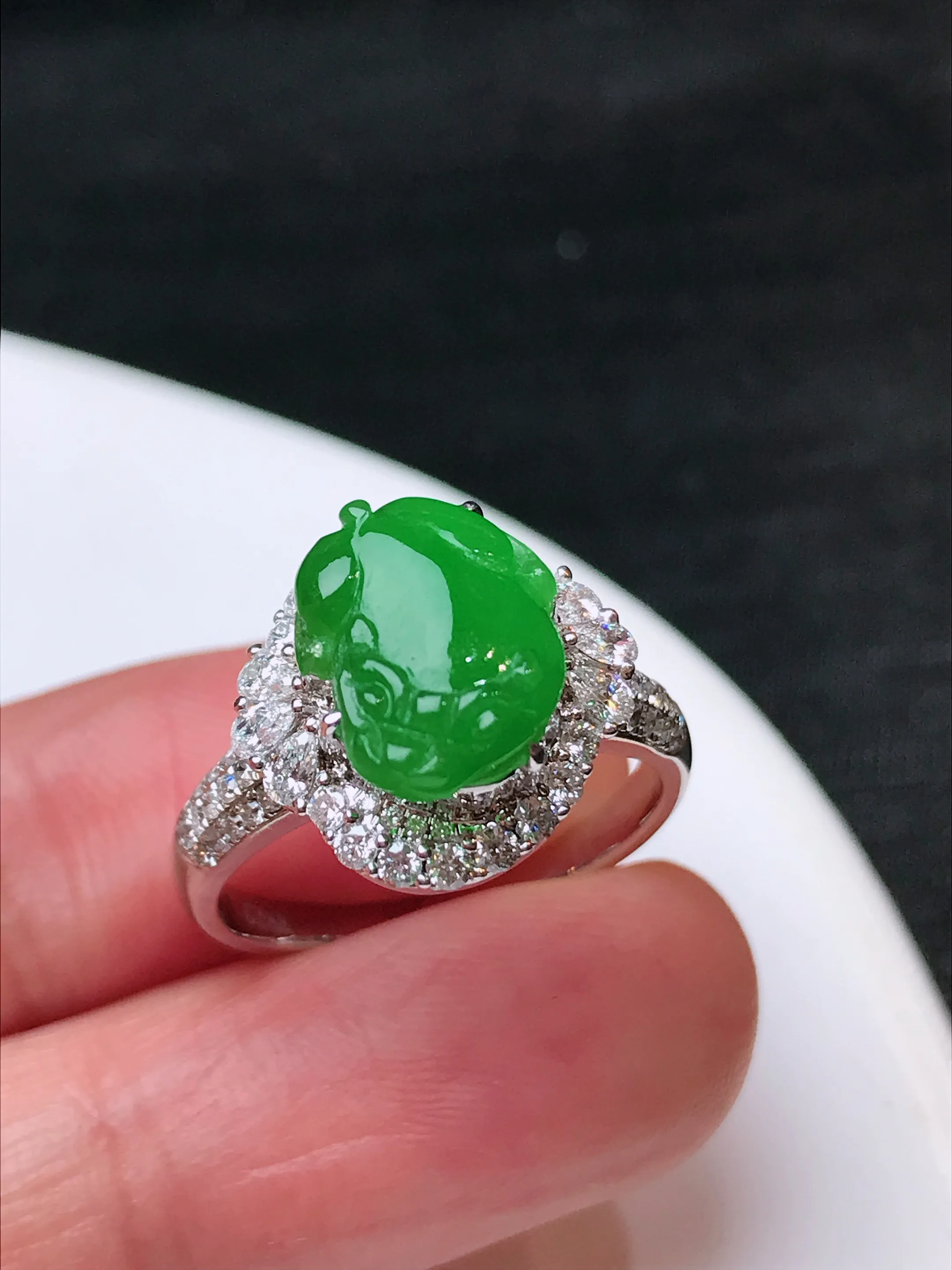 严选推荐戒指，老坑冰种阳绿满色貔貅戒指，18k金镶嵌宝石而成，设计新颖独特，品相佳，佩戴效果出