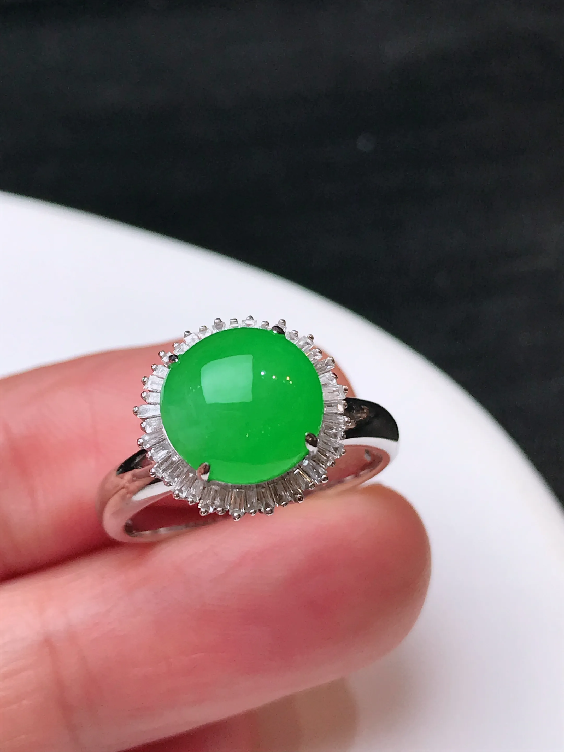 严选推荐戒指，老坑冰种满色果绿蛋面戒指，18k金钻镶嵌而成，底子细腻，品相佳，佩戴效果出众，尽