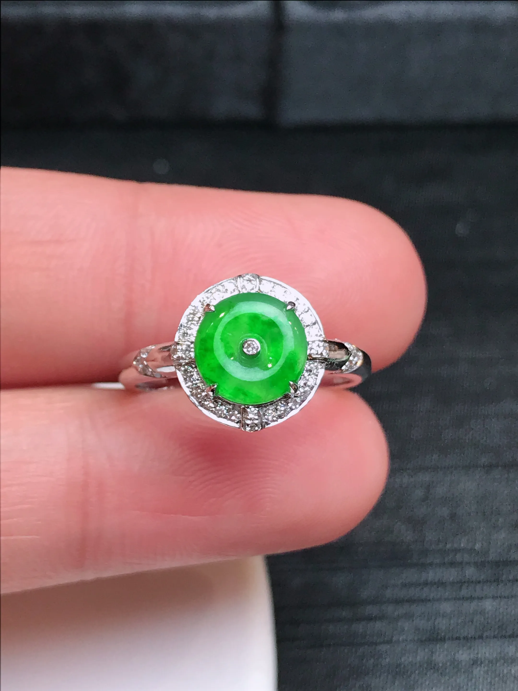 严选推荐戒指，老坑冰种满色绿扣子戒指，18k金钻镶嵌而成，底子细腻，品相佳，佩戴效果出众，尽显