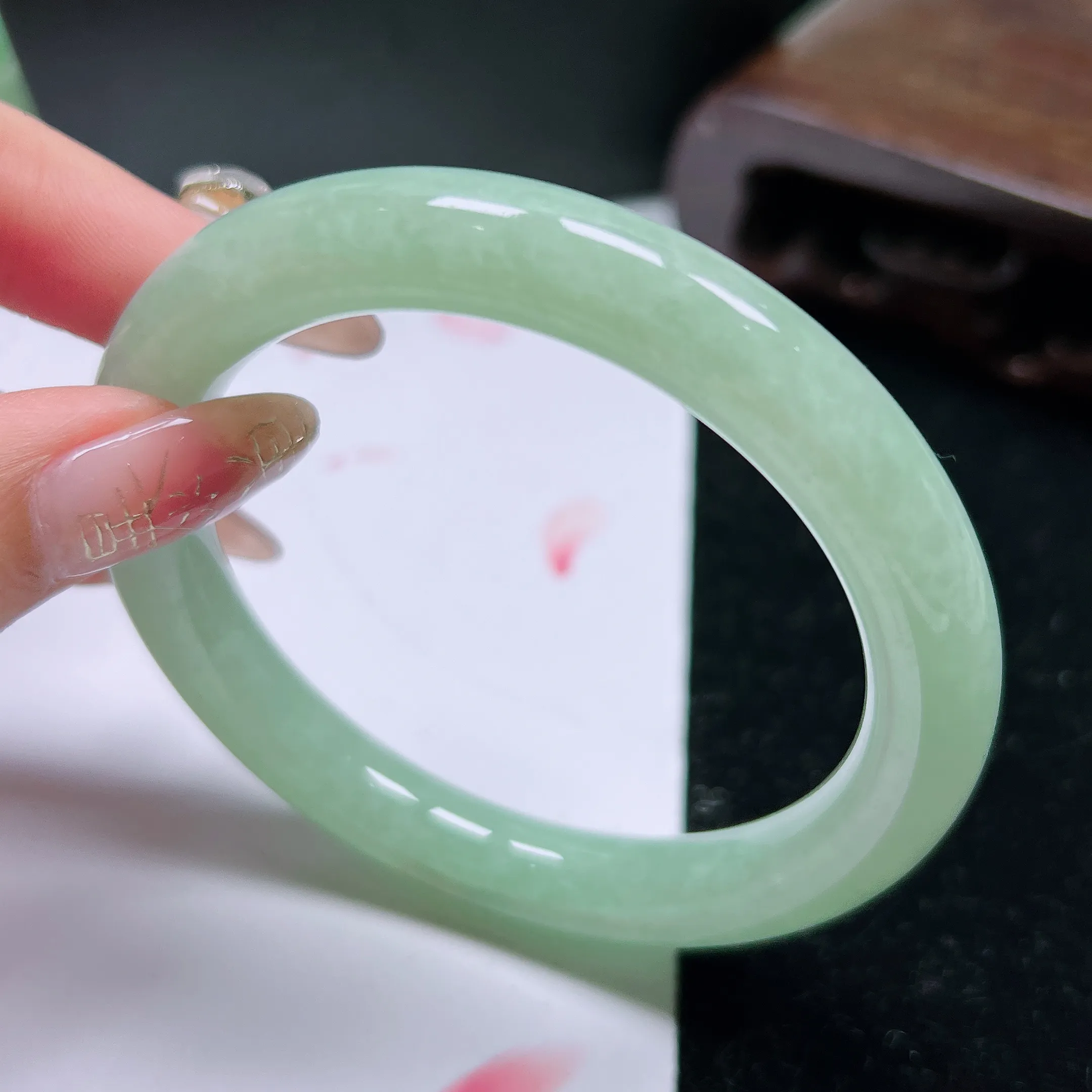 水润淡绿圆条手镯57.5mm，玉质细腻，雕工精致，有种有色，佩戴效果更不错