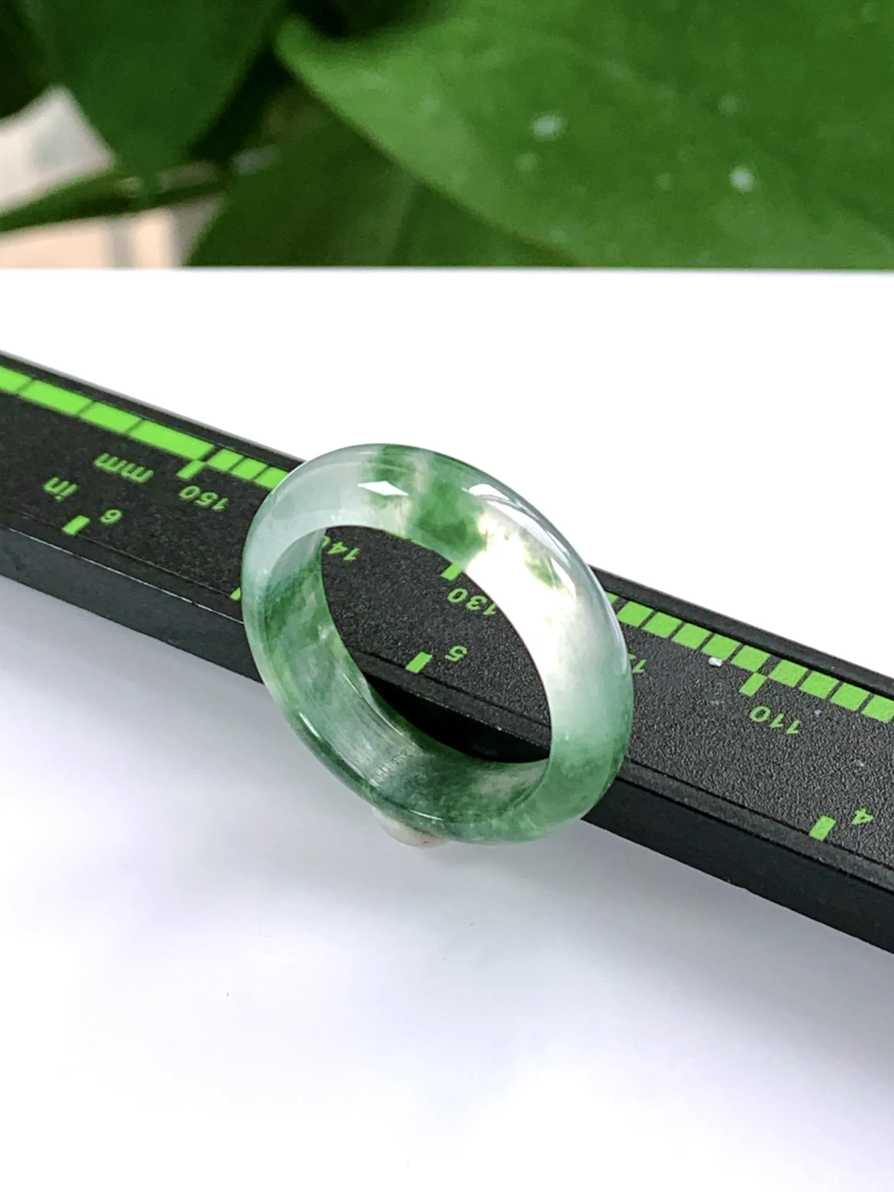 缅甸天然翡翠A货，玻璃种起钢光飘绿指环戒指，尺寸：圈口内径18mm=17号，宽厚5.6/3mm，重量