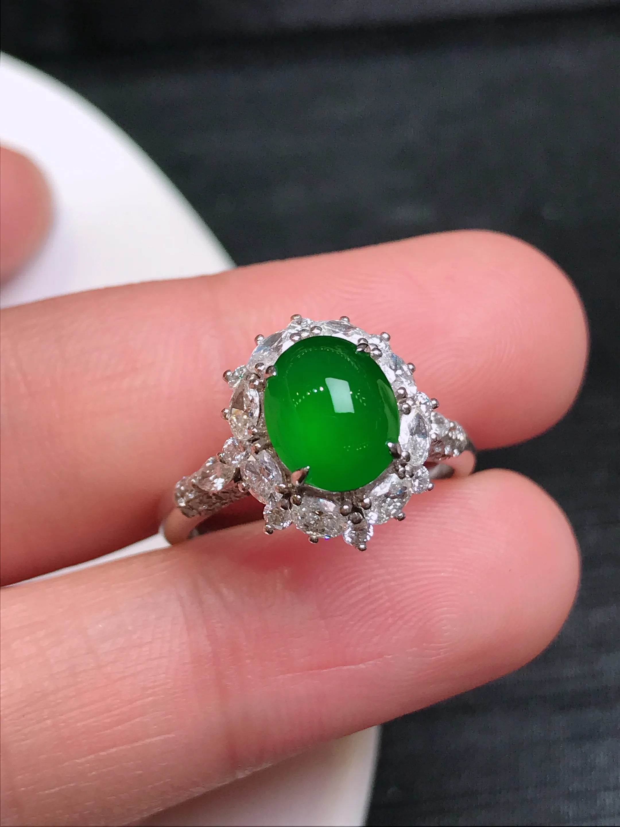 严选推荐戒指，老坑冰种满色帝王绿戒指，18k金钻镶嵌而成，简约时尚，品相佳，佩戴效果佳，尽显气质。种水很好，晶体结构致密，起强玻璃光泽。晶莹透亮，美感十足。高性价比，值得入手。裸石直径约8.6-7毫米