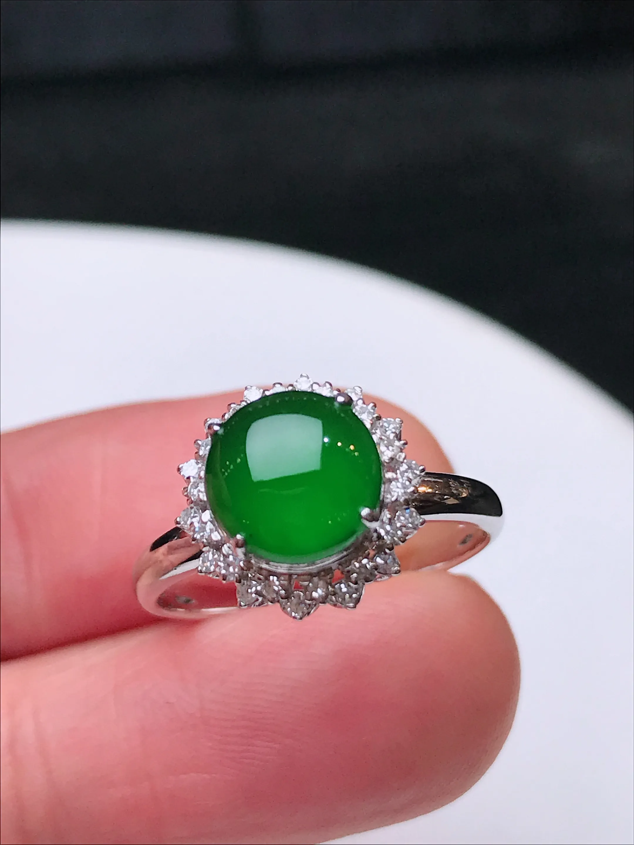 严选推荐戒指，老坑冰种满色绿戒指，18k金钻镶嵌而成，简约时尚，品相佳，佩戴效果佳，尽显气质。