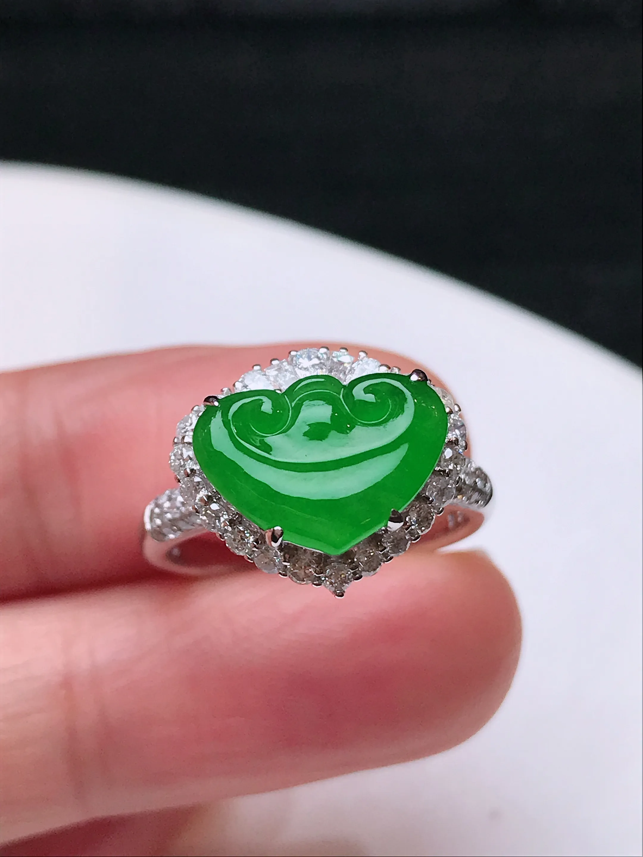 严选推荐戒指，老坑冰糯种满色阳绿如意戒指，18k金钻镶嵌而成，底子细腻，品相佳，佩戴效果出众，
