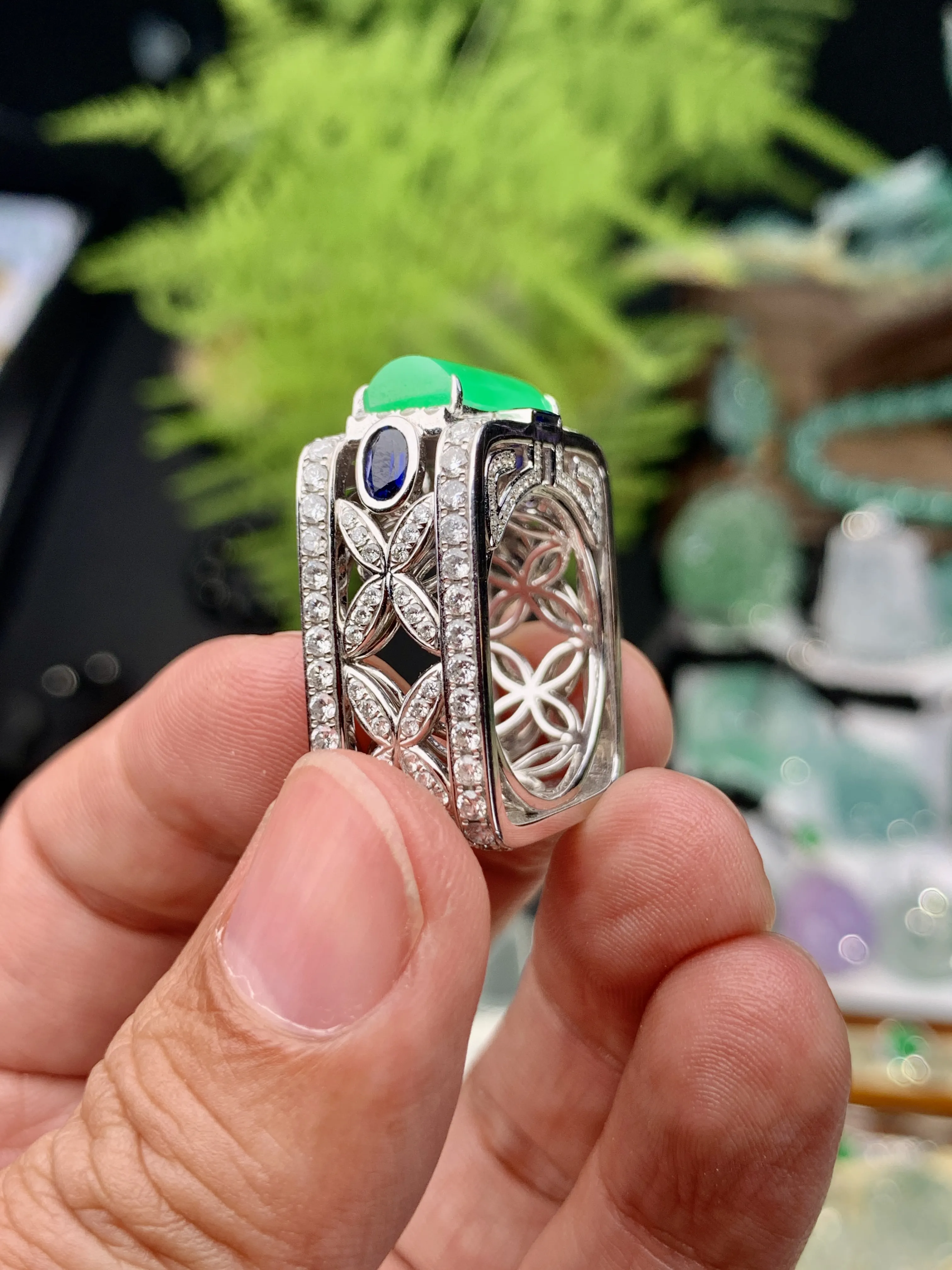【档次】冰阳绿马鞍戒指，很霸气独特的款式，奢华镶嵌，种地优秀，上手手感很好。戒面上佳，冰阳动人，推荐入手。