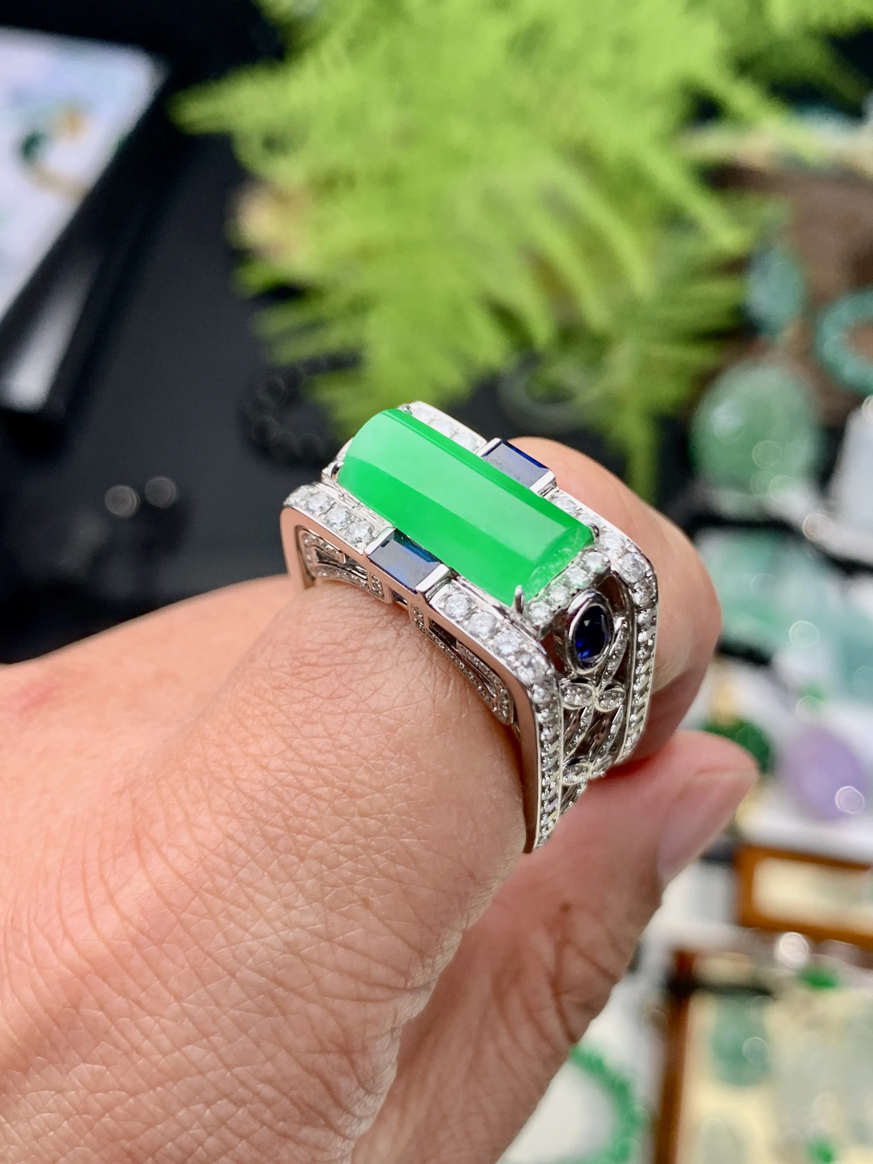 【档次】冰阳绿马鞍戒指，很霸气独特的款式，奢华镶嵌，种地优秀，上手手感很好。戒面上佳，冰阳动人，推荐入手。