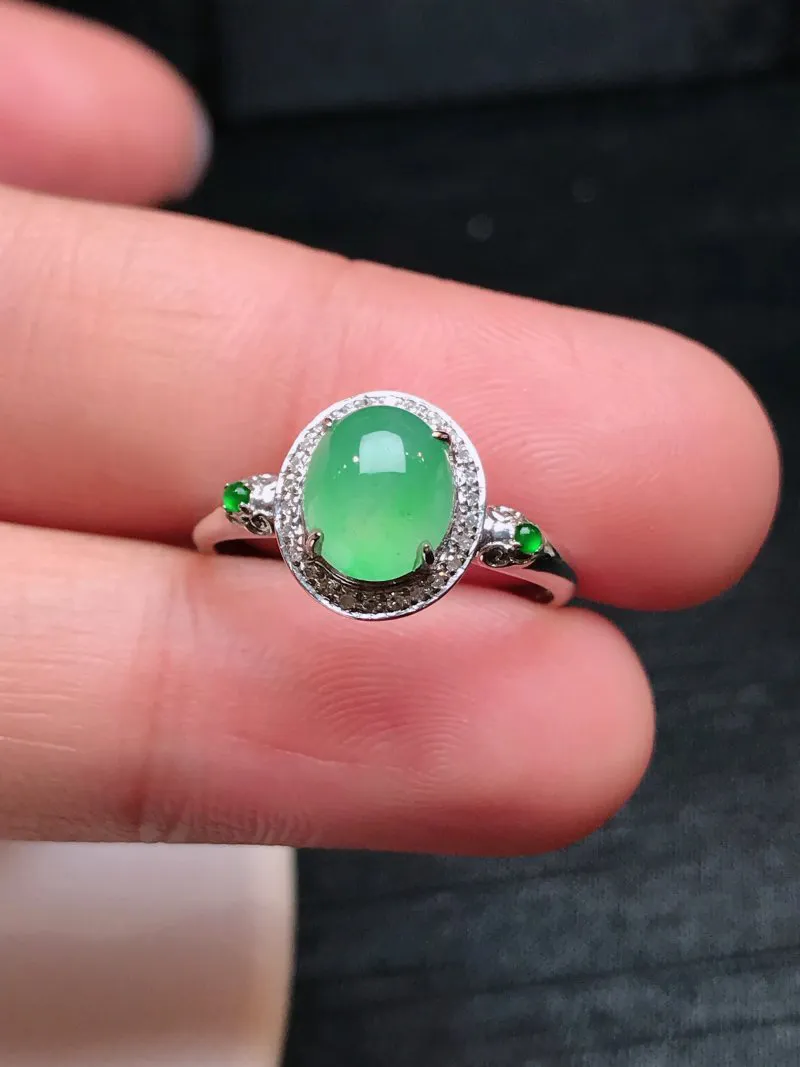严选推荐戒指，老坑冰种甜绿戒指，18k金钻镶嵌而成，简约时尚，品相佳，佩戴效果佳，尽显气质。种