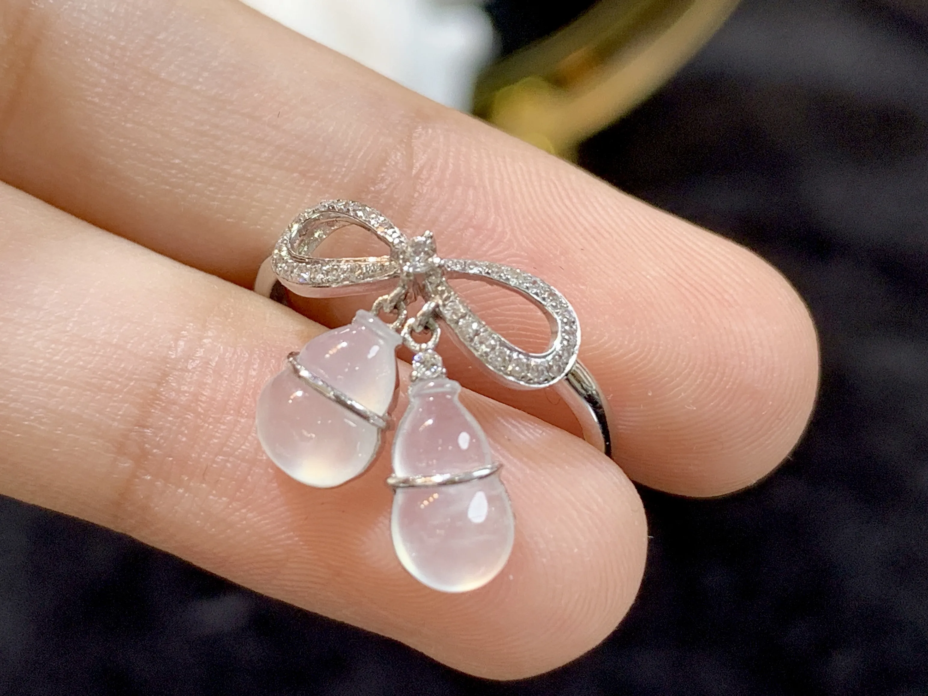 高冰葫芦戒指，18k金镶嵌，颜色清爽，水润，整体规格：15.5-14.5