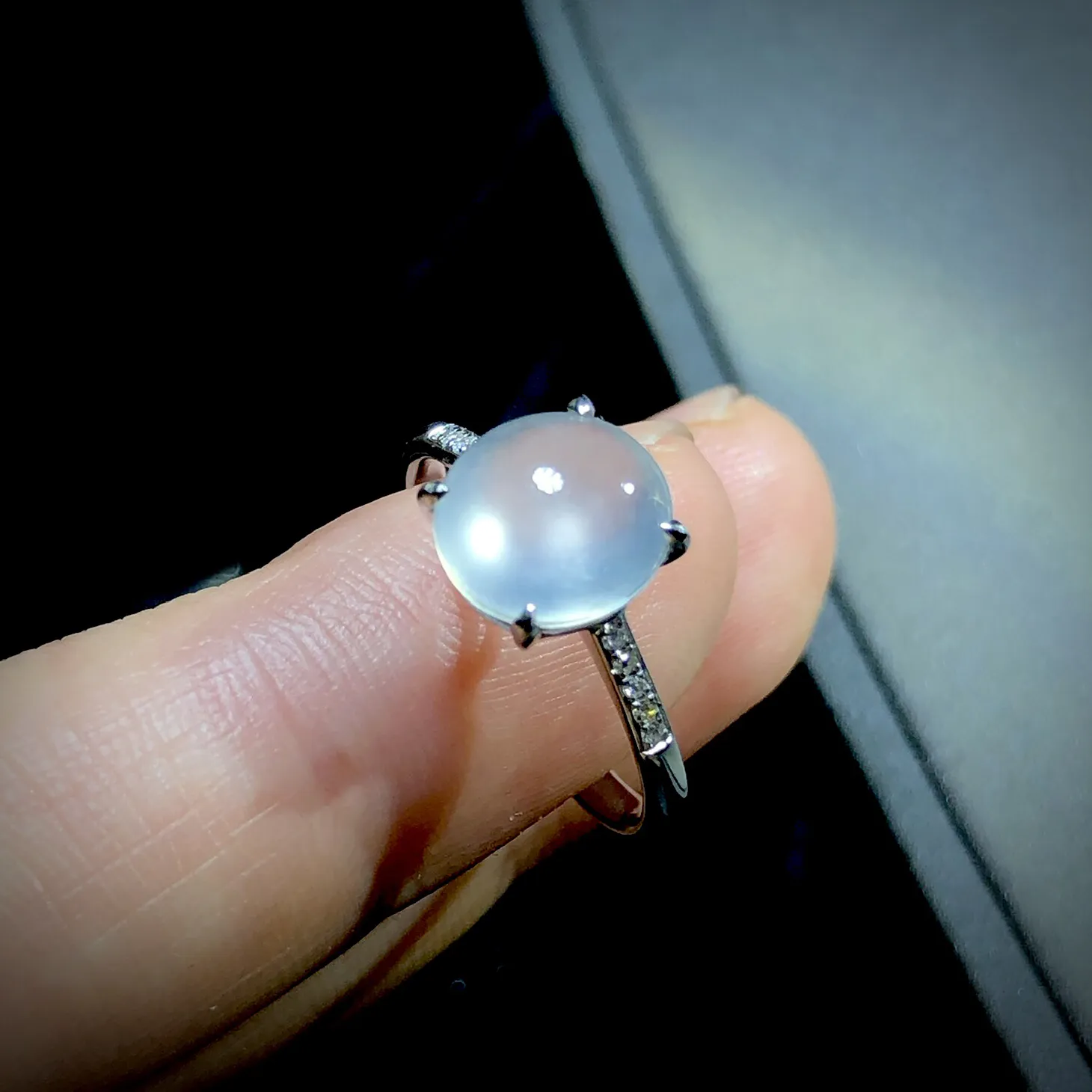 白冰戒指，裸石9-8.3-3.8mm，
现14#，18K金伴天然钻石镶嵌，