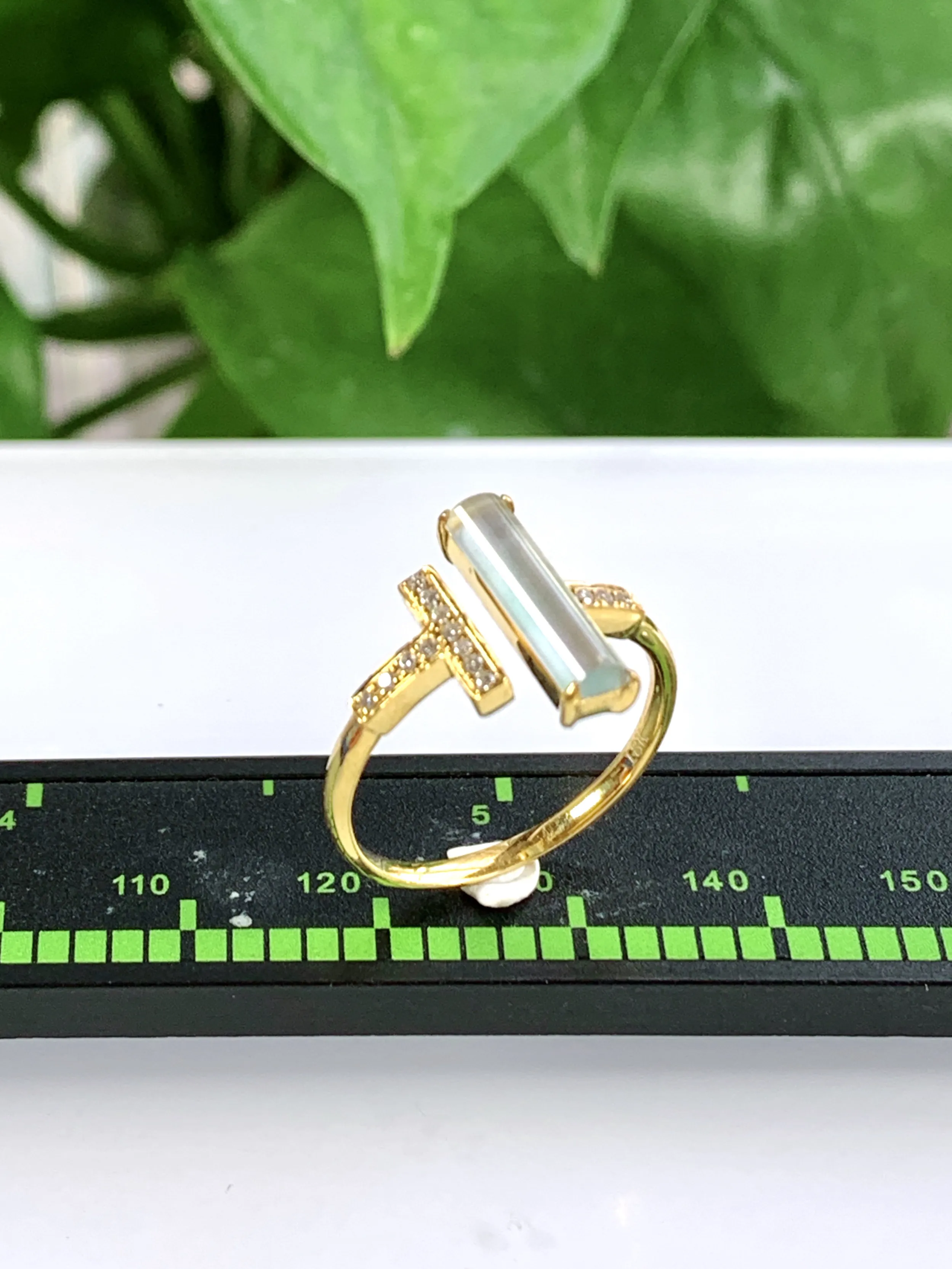 缅甸天然翡翠A货，18K金镶嵌高冰起光起胶素面女式戒指，尺寸：圈口内径17.2mm=15号，整体21.2/13.3/3.8mm，祼石13/3.5mm，重量：1.76g，温馨提示：此款式为活动圈口。