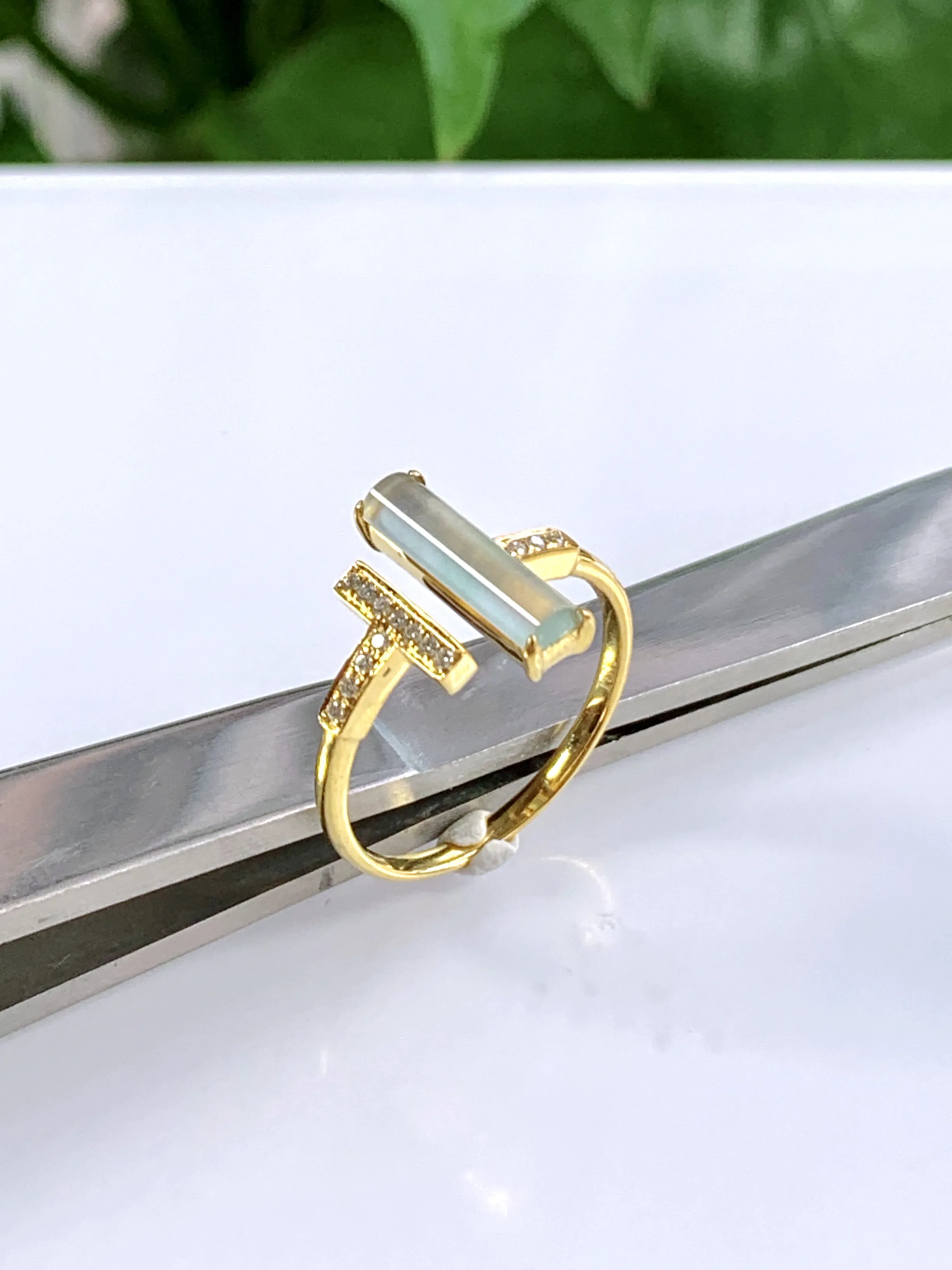 缅甸天然翡翠A货，18K金镶嵌高冰起光起胶素面女式戒指，尺寸：圈口内径17.2mm=15号，整体21.2/13.3/3.8mm，祼石13/3.5mm，重量：1.76g，温馨提示：此款式为活动圈口。
