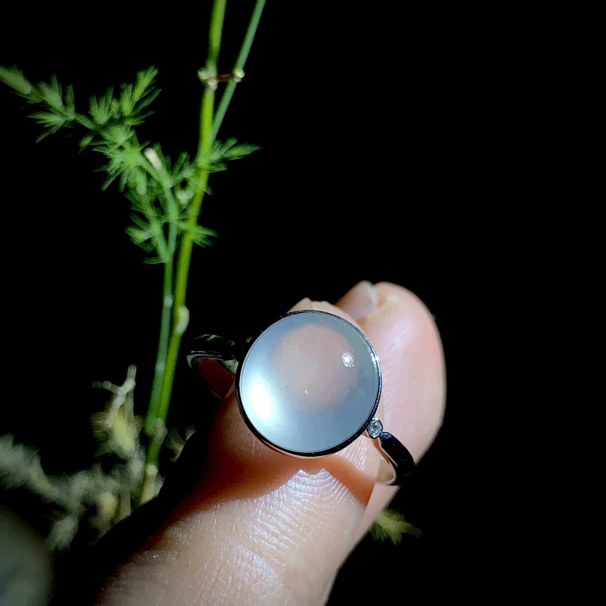 翡翠白冰戒指，裸石10.2-9.8-5mm，
14#可改，18K金，2粒南非钻石，