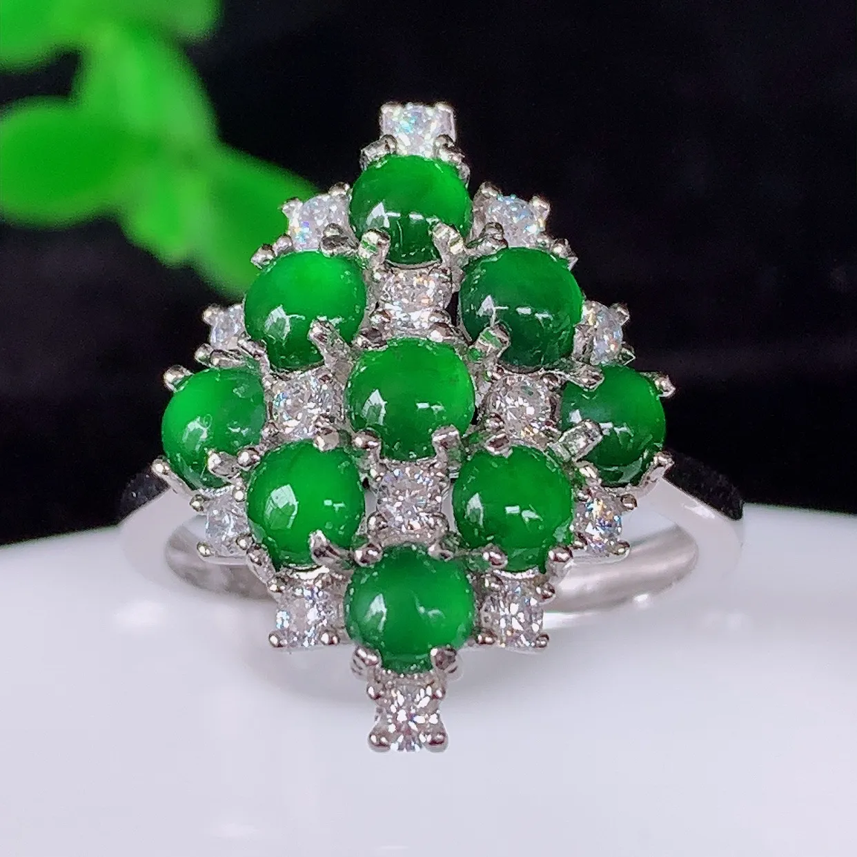冰透满绿翡翠925银镶嵌戒指，自然光实拍，颜色漂亮，种老水足，品相佳， 佩戴佳品！#98.20（圈口