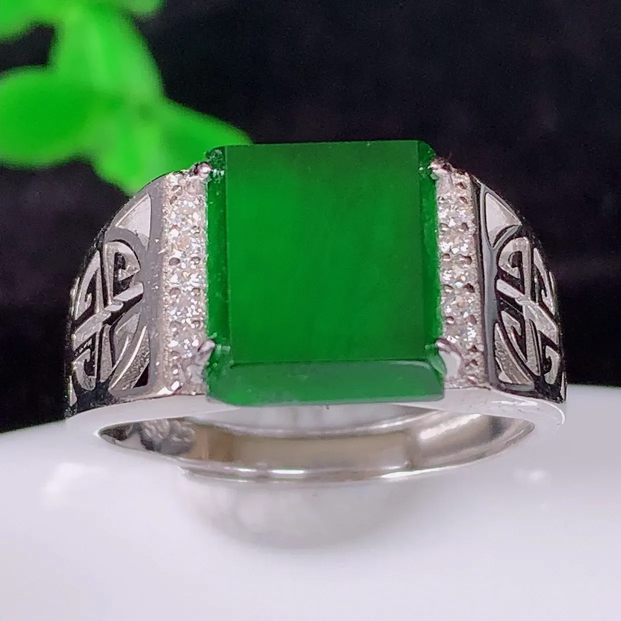 冰透满绿翡翠马鞍戒面925银镶嵌戒指， 自然光实拍，颜色漂亮，种老水足，品相佳， 佩戴佳品！#98.