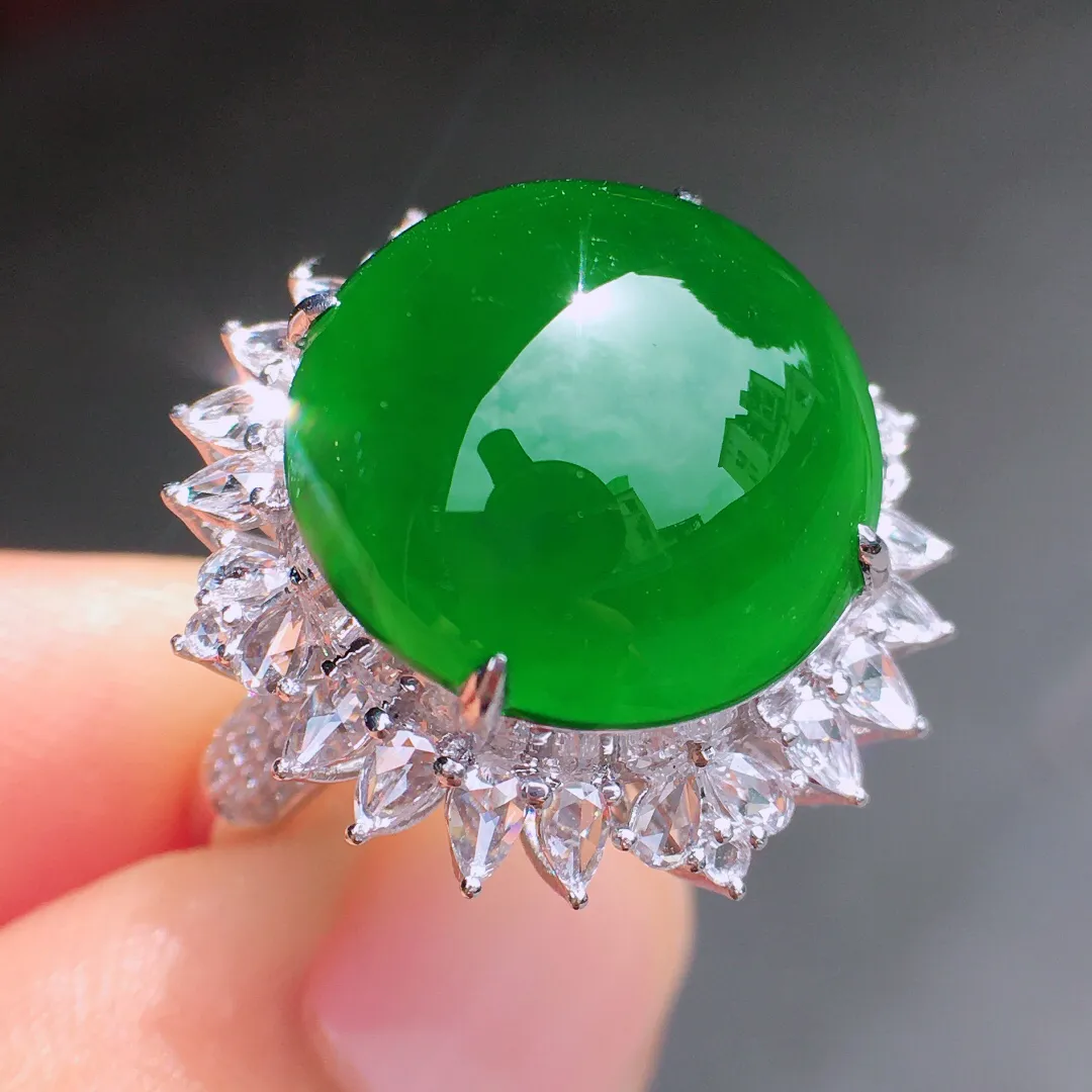 超好看的一枚满绿蛋面戒指，种水细腻莹润，
光感十足，器型很饱满，优
雅迷人～18k金豪华镶嵌