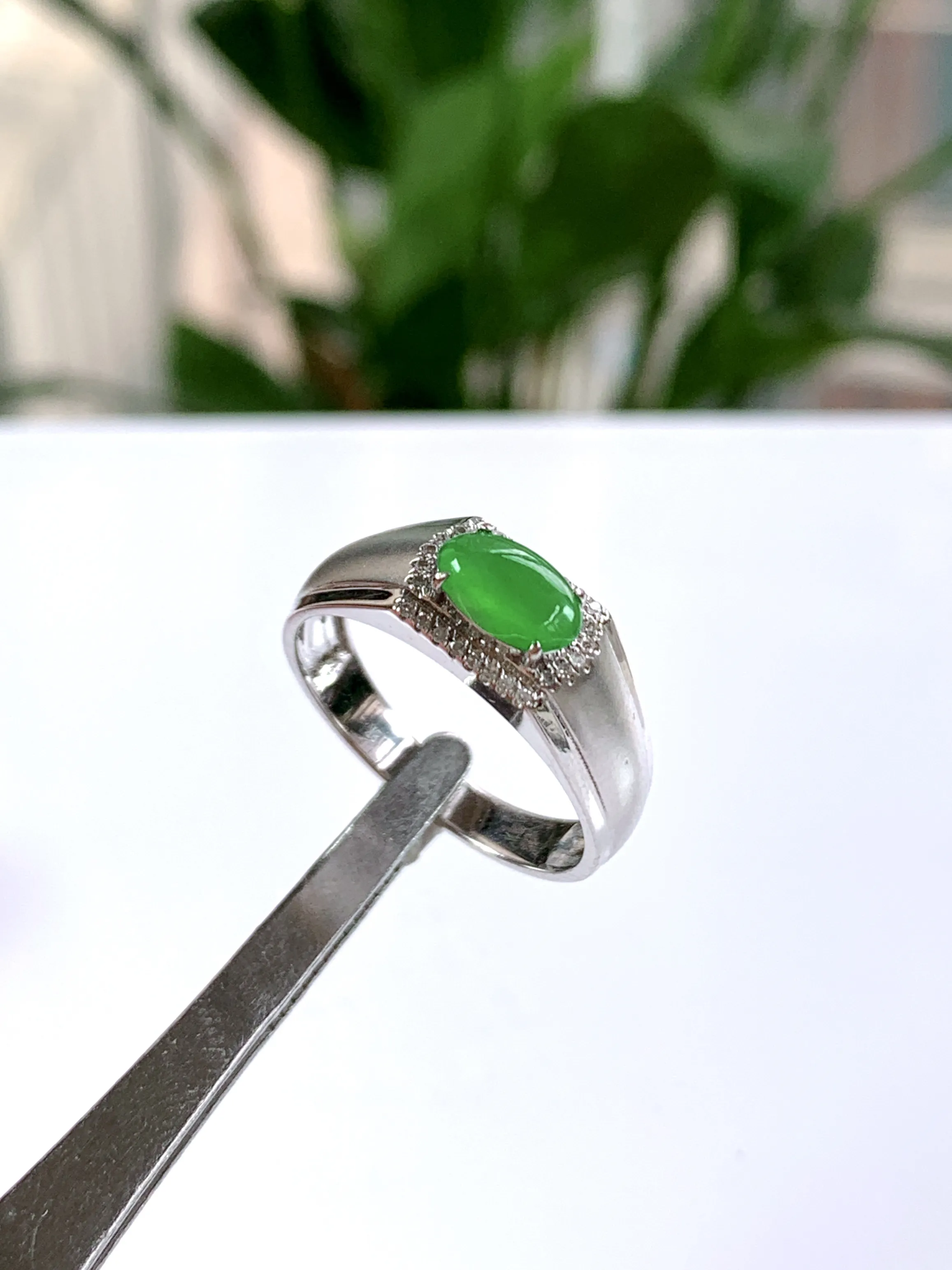 缅甸天然翡翠A货，18K金伴钻镶嵌高冰正阳绿小蛋面女式戒指，尺寸：圈口内径17.5mm=16号，整体