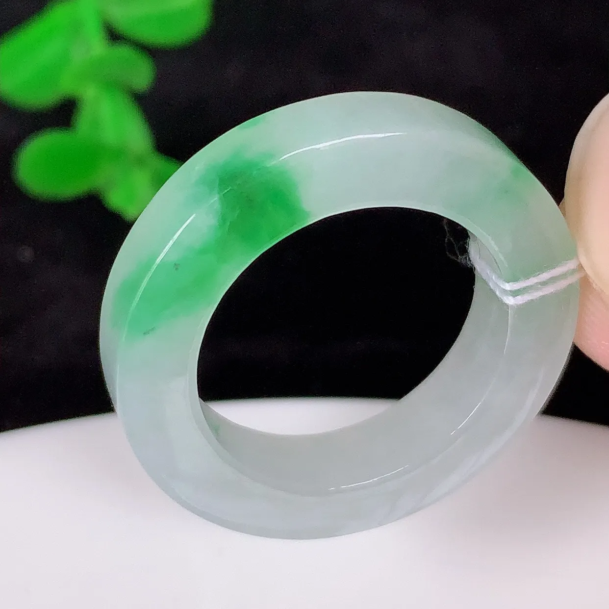 自然光实拍，冰润飘绿17.5mm内径翡翠指环，玉戒指，玉质莹润，好精美好冰润的指环，上手纤巧！#13