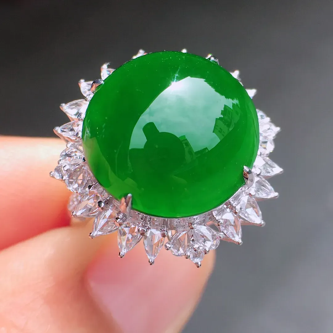 超好看的一枚满绿蛋面戒指，种水细腻莹润，
光感十足，器型很饱满，优
雅迷人～18k金豪华镶嵌