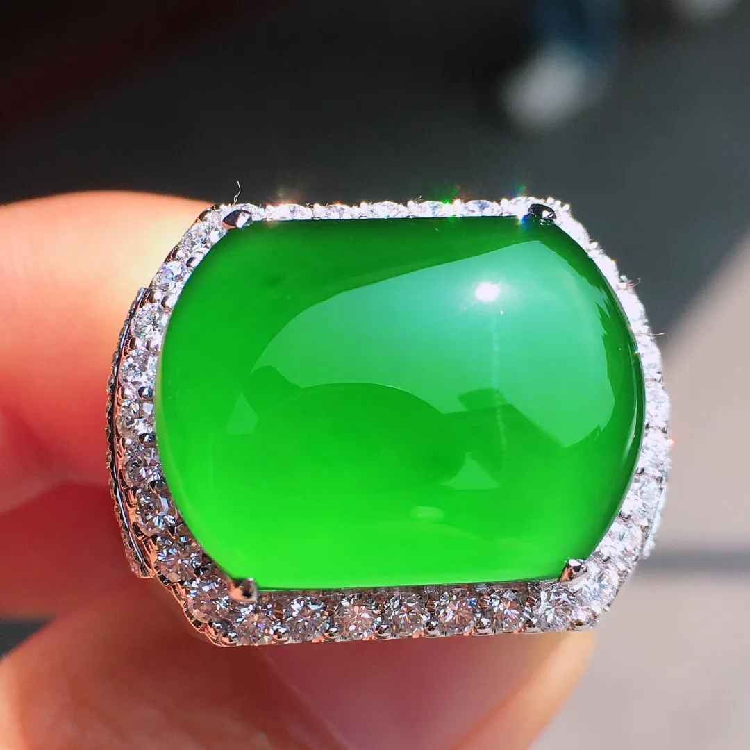 阳绿马鞍戒指，底子干净美，翠色艳阳，光
感十足，整体简洁，18k金豪
华镶嵌