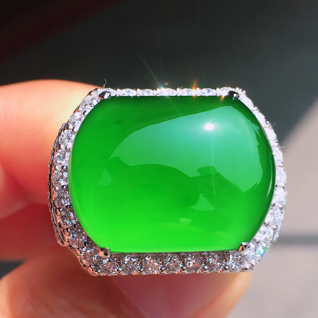 阳绿马鞍戒指，底子干净美，翠色艳阳，光
感十足，整体简洁，18k金豪
华镶嵌