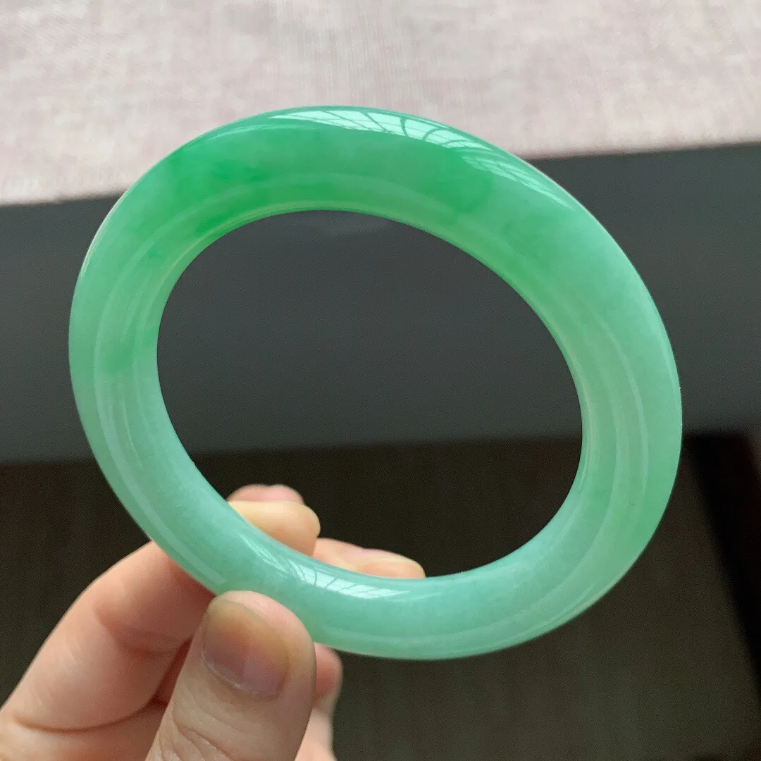老坑冰润飘绿圆条翡翠手镯，尺寸:56.2-11.5-10.6mm，无纹裂，适合56-57圈口。
