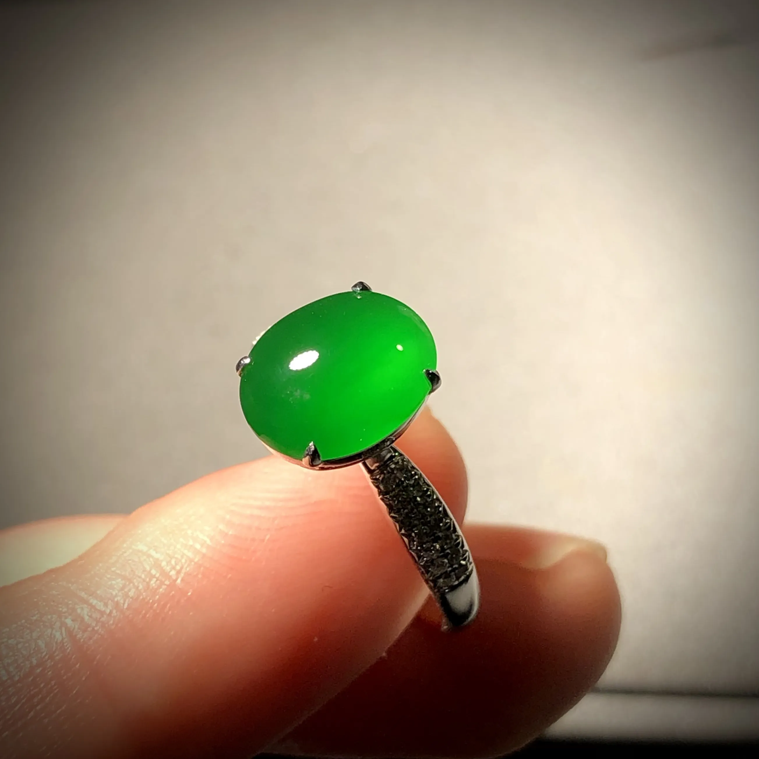 精品绿戒指，裸石10.3-8.6-4.3mm，
14#可改，18K金，南非钻石，
