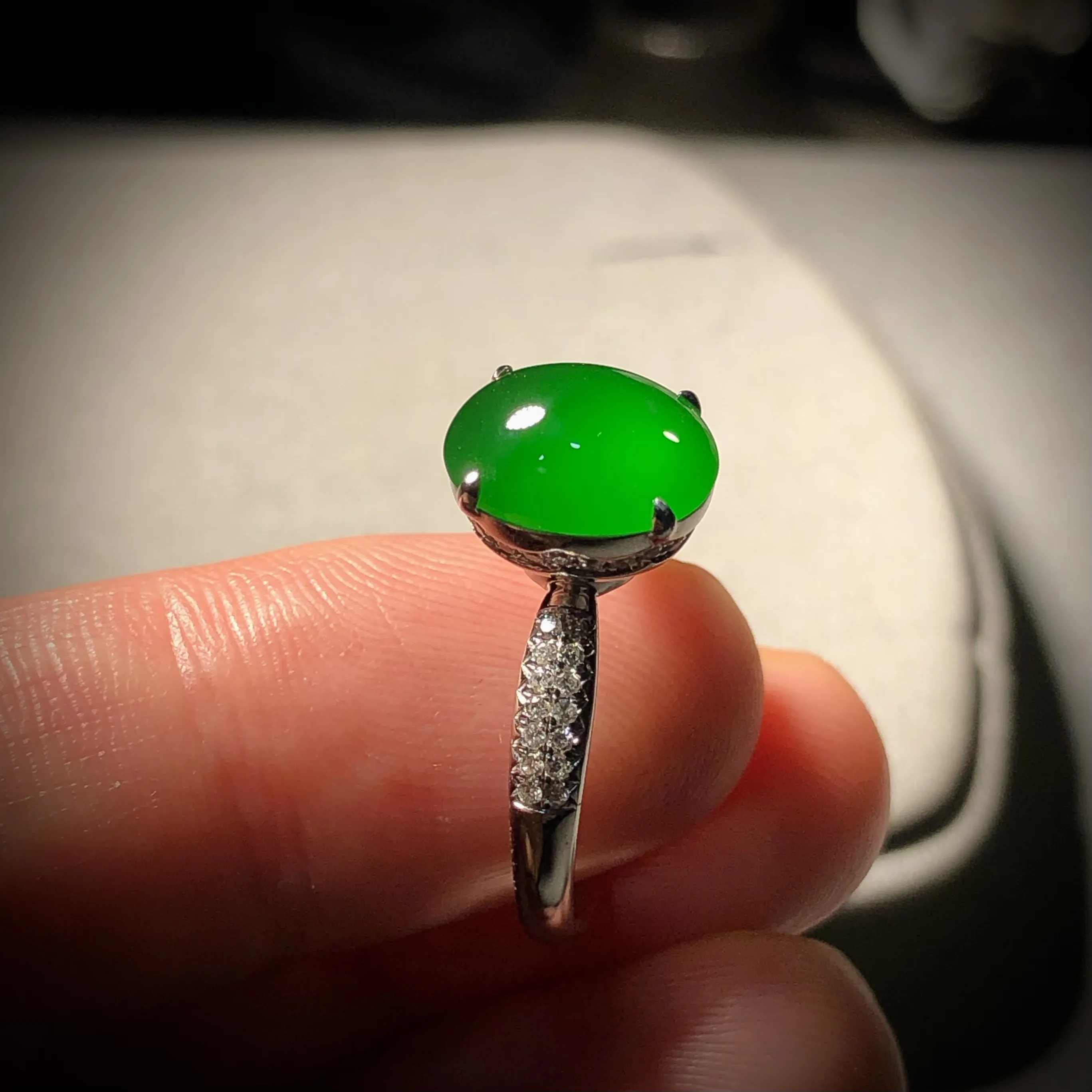 精品绿戒指，裸石10.3-8.6-4.3mm，
14#可改，18K金，南非钻石，