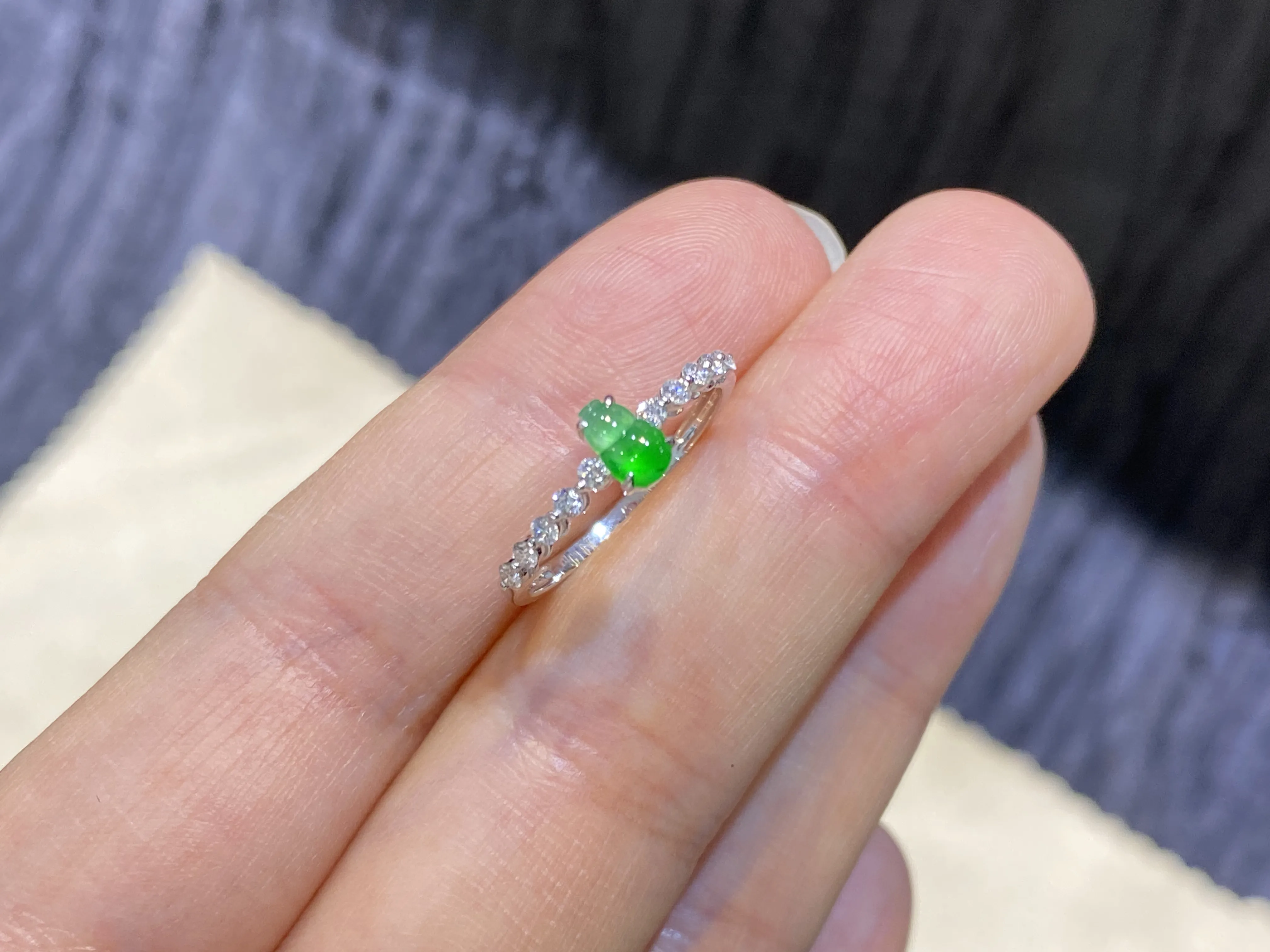 冰阳绿（福禄）葫芦戒指，18k金镶嵌，冰清水润，品相佳，颜色靓丽，精致新颖，佩戴时尚出众，整体尺寸：