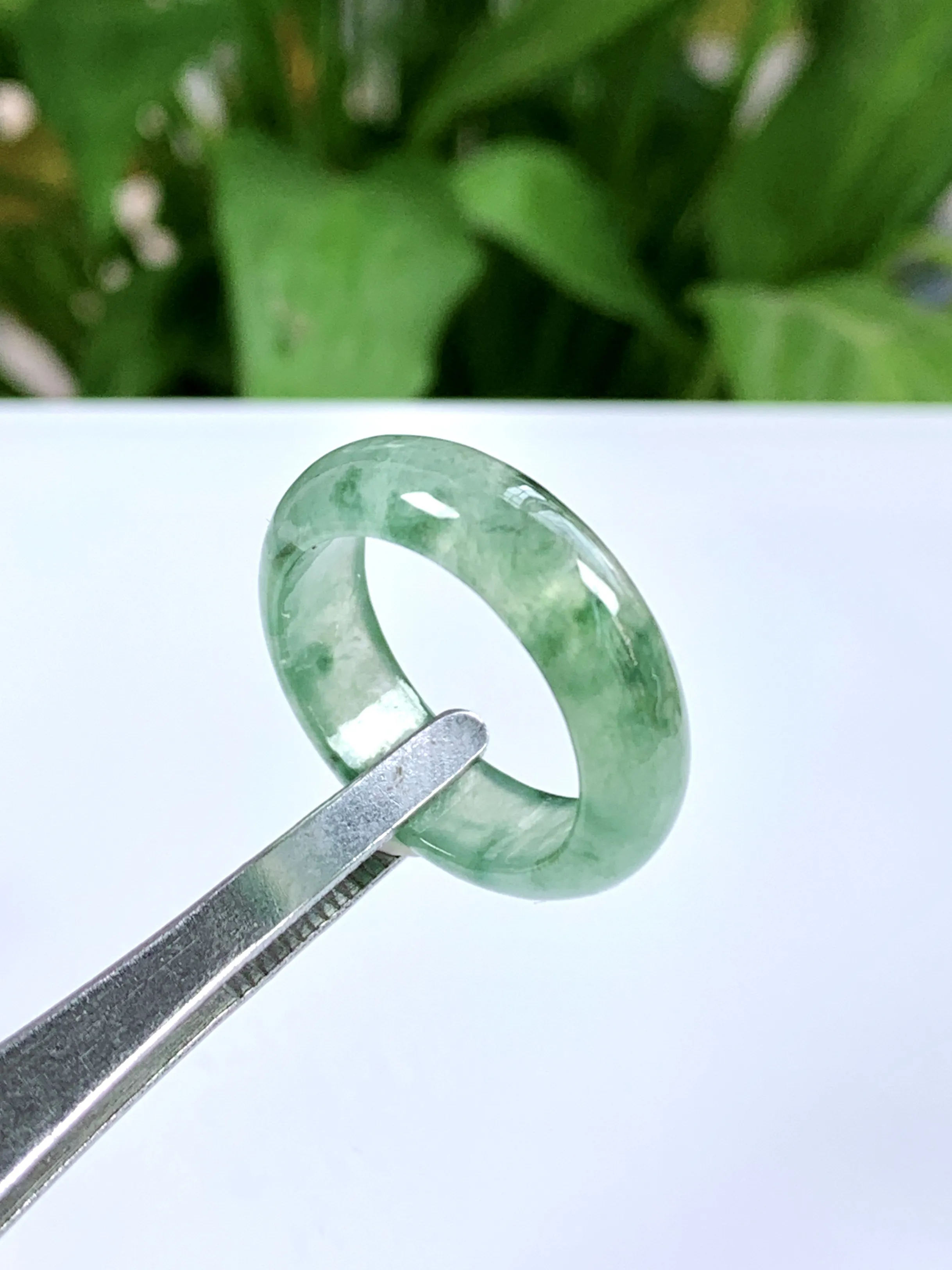 缅甸天然翡翠A货，冰种起光飘花指环戒指，尺寸：圈口内径17mm=14号，宽厚6/3mm，重量：3.15g