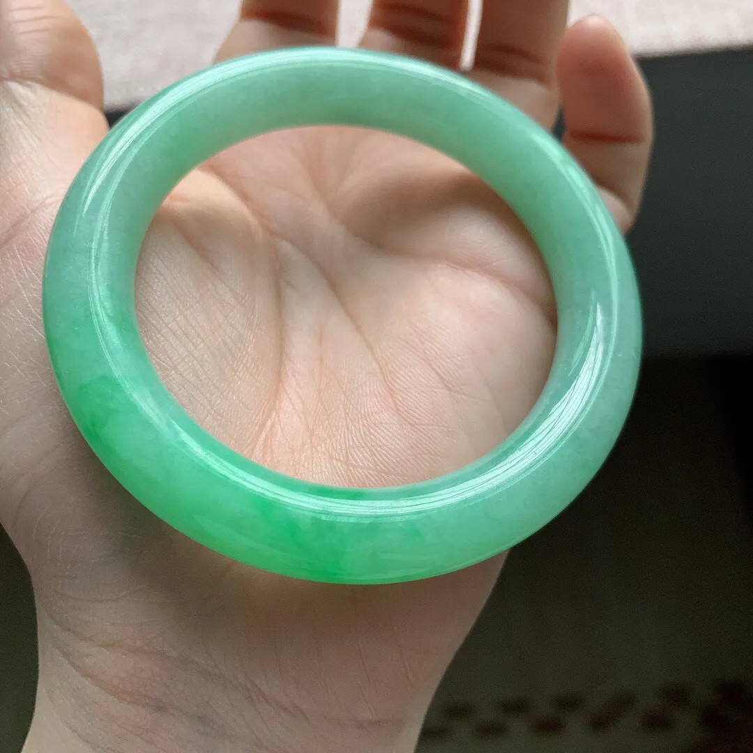老坑冰润飘绿圆条翡翠手镯，尺寸:56.2-11.5-10.6mm，无纹裂，适合56-57圈口。